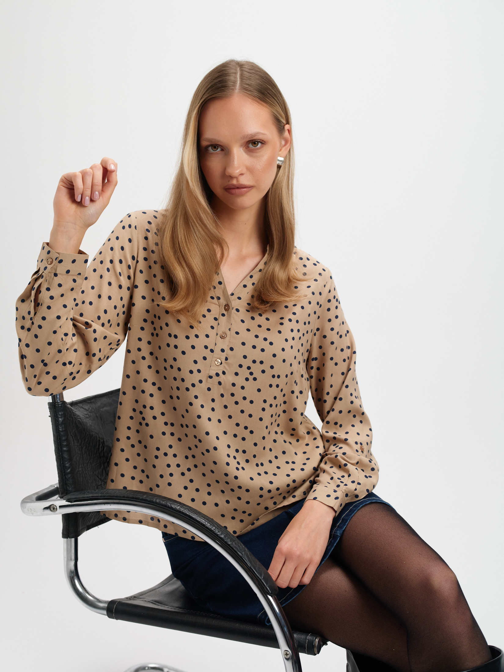 Beżowa bluzka w groszki 