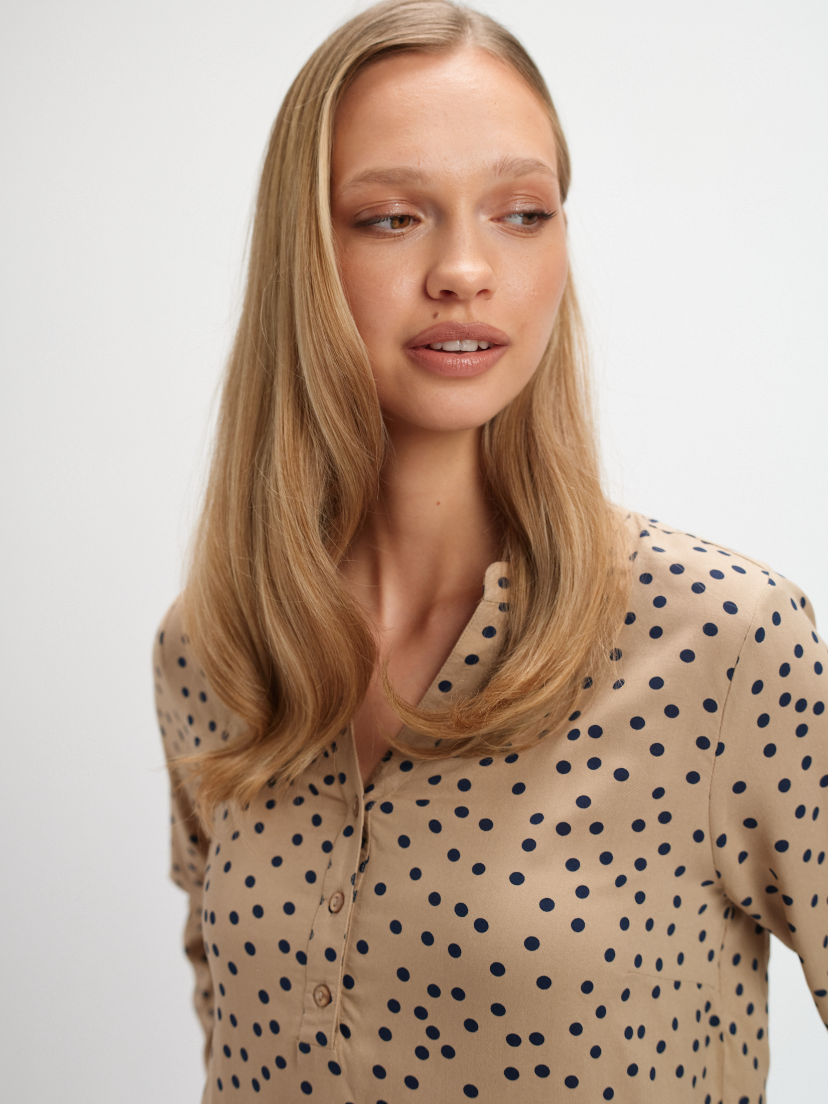 Beżowa bluzka w groszki 