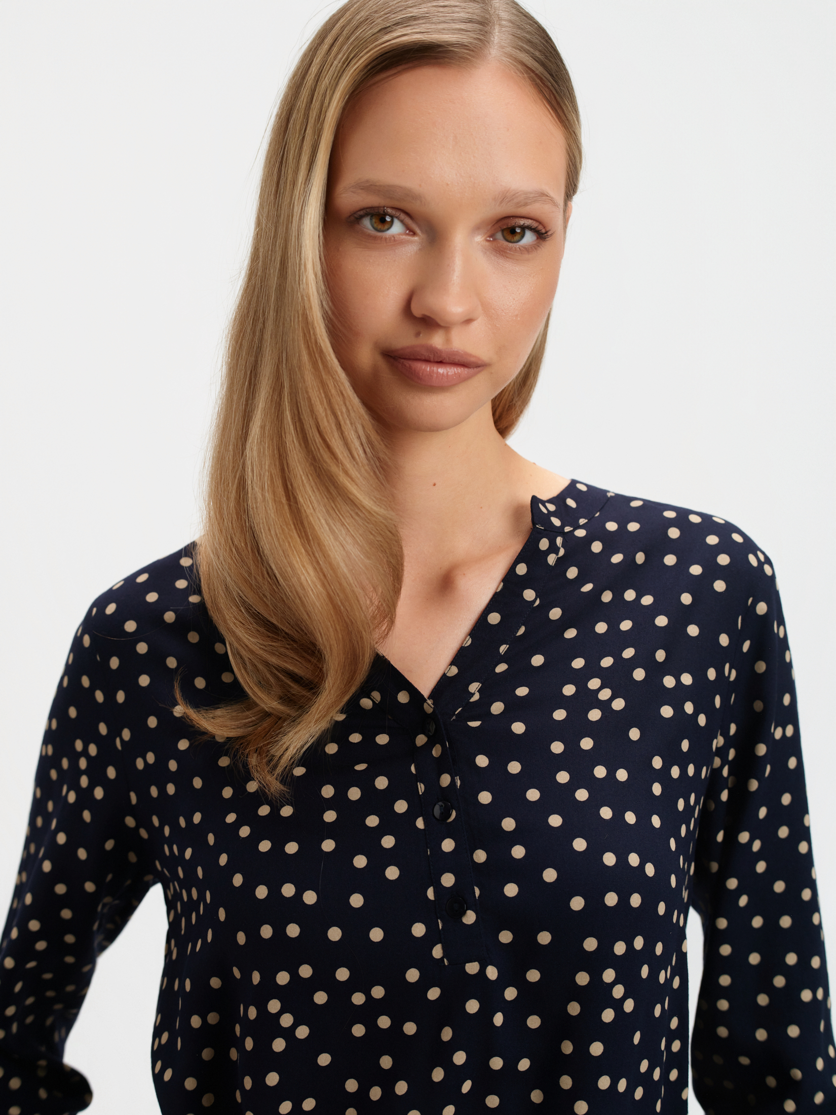 Granatowa bluzka w groszki 