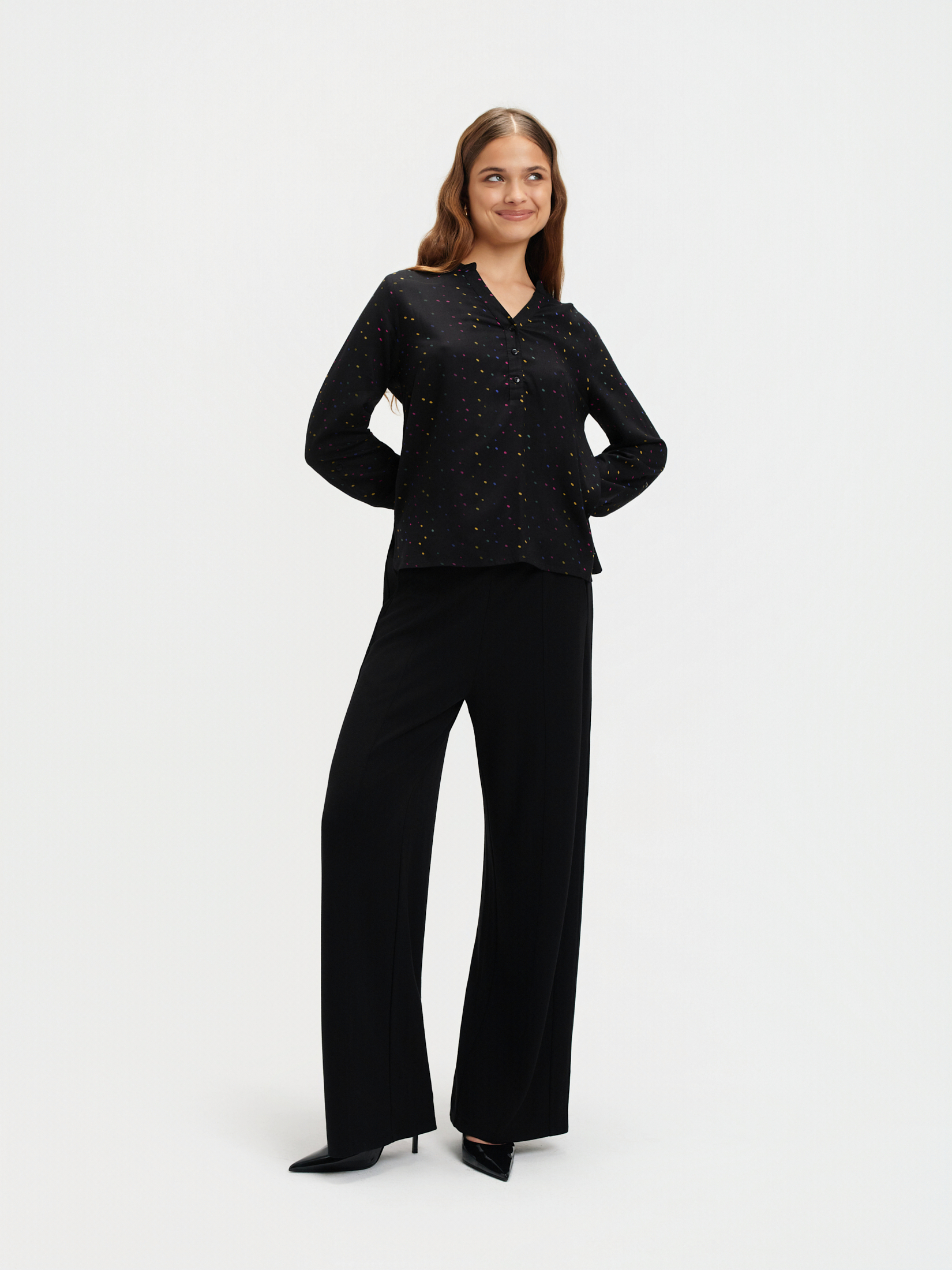 Czarna bluzka w kolorowe groszki 