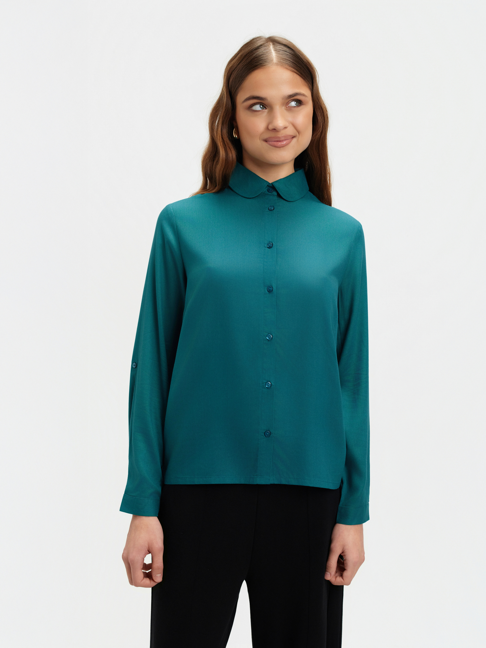 Turkusowa koszula z zaokrąglonym kołnierzykiem 