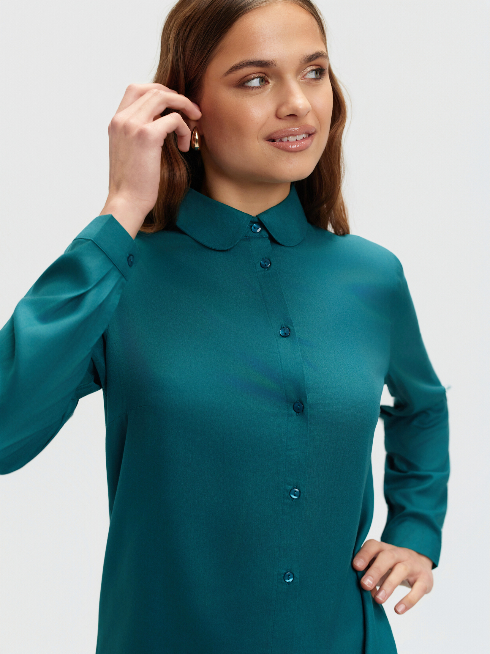 Turkusowa koszula z zaokrąglonym kołnierzykiem 