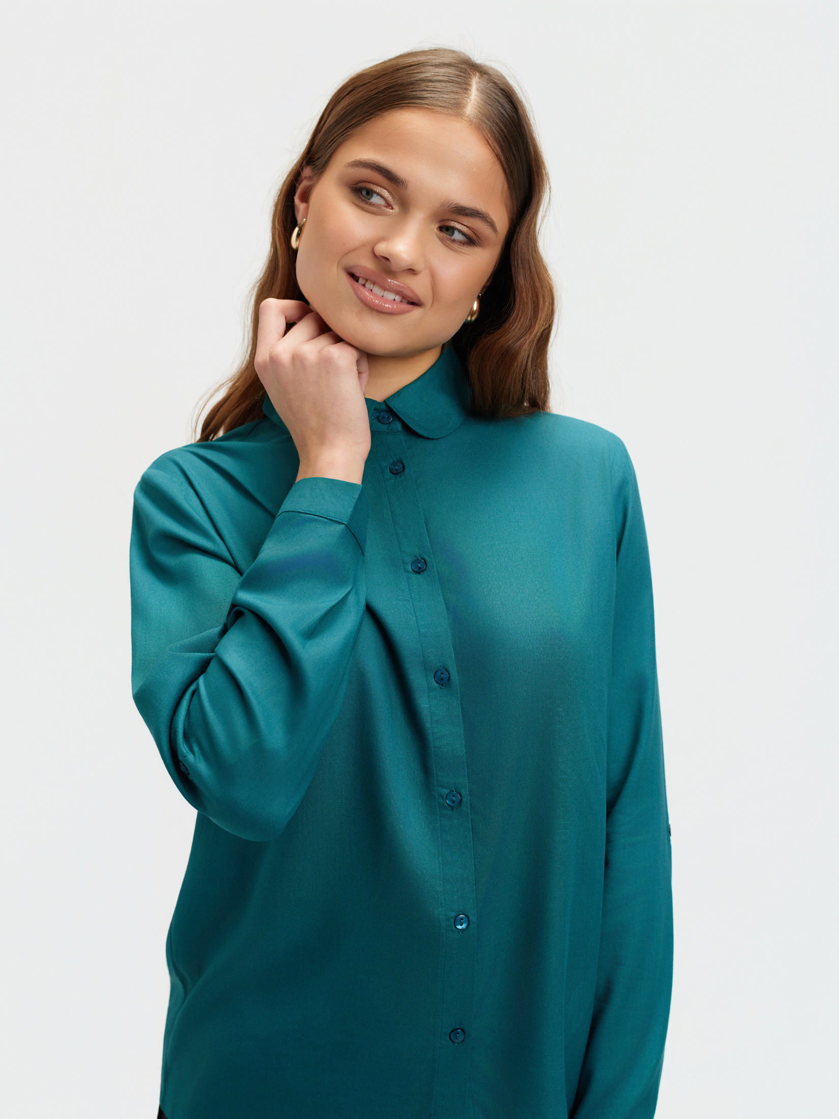 Turkusowa koszula z zaokrąglonym kołnierzykiem 