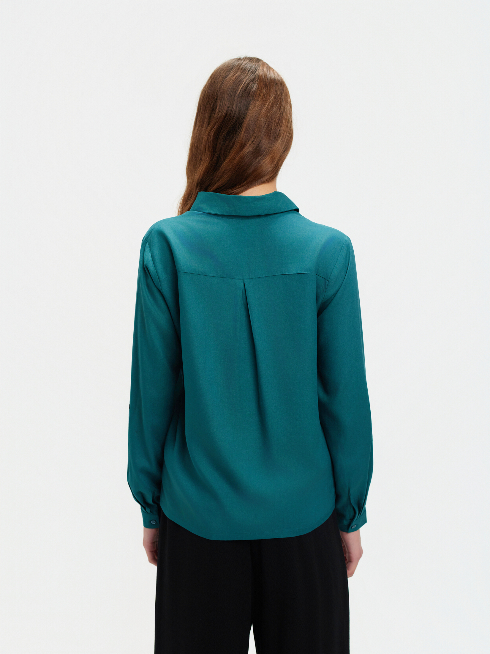 Turkusowa koszula z zaokrąglonym kołnierzykiem 