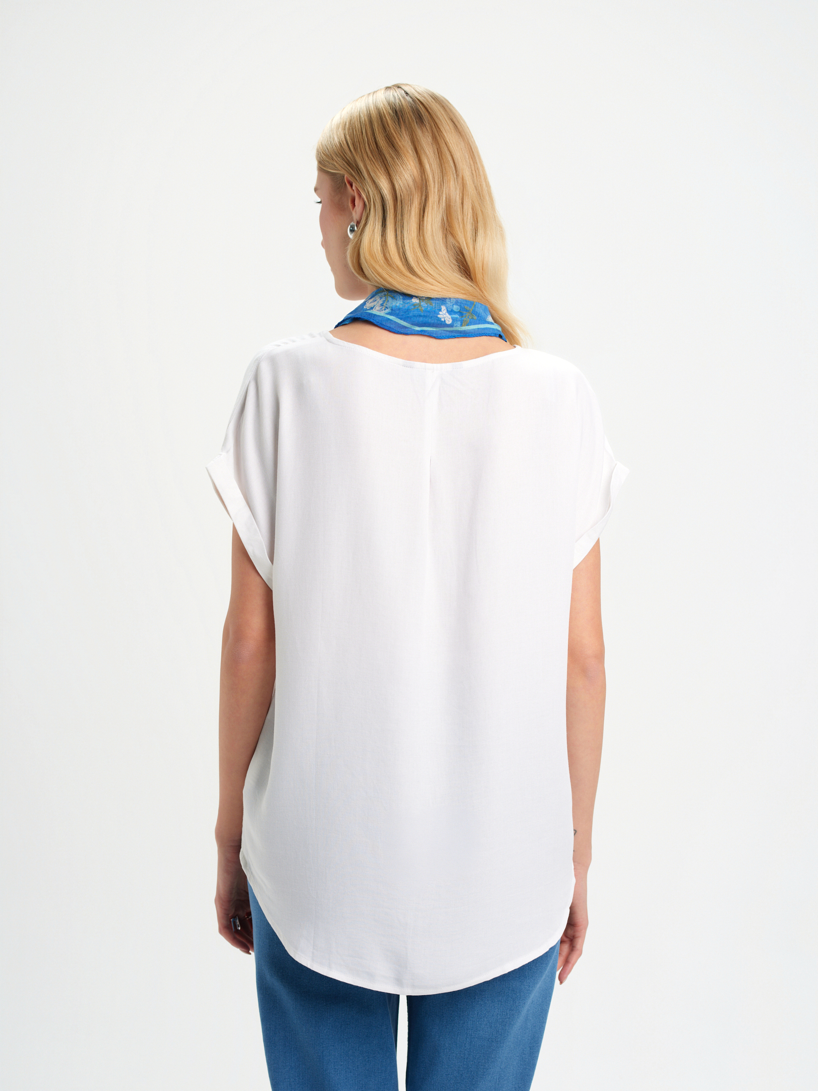 Biała bluzka z wydłużonym tyłem 