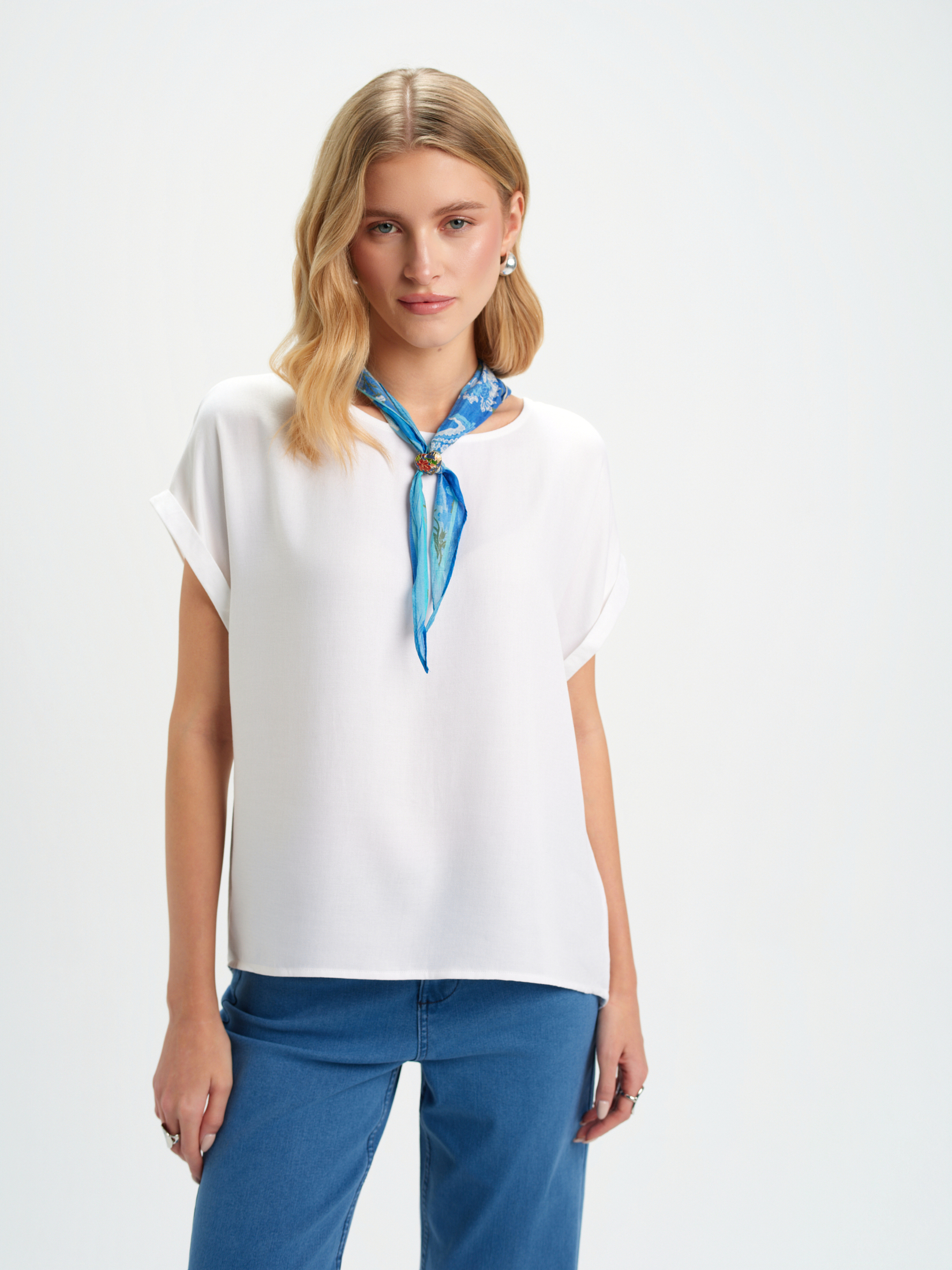 Biała bluzka z wydłużonym tyłem 