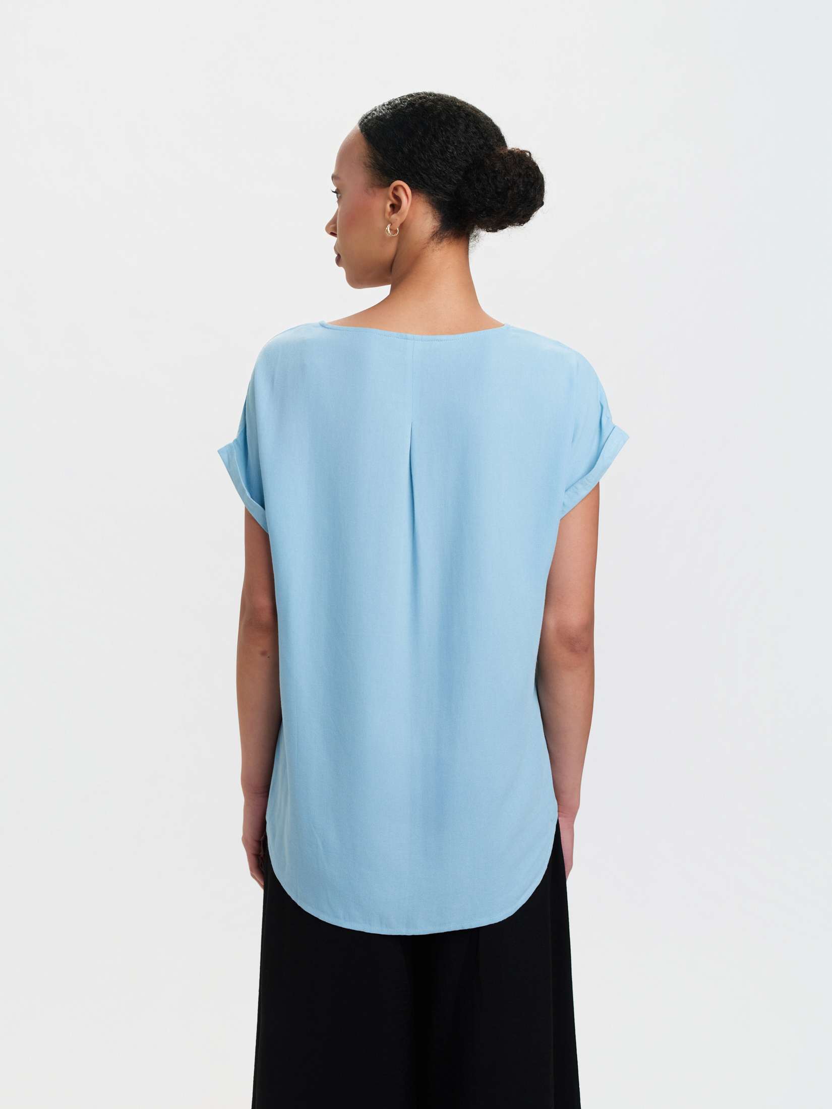 Błękitna bluzka z wydłużonym tyłem 