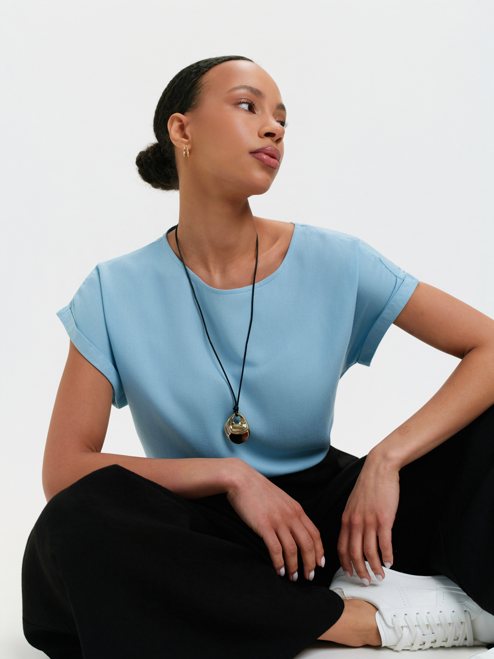 Błękitna bluzka z wydłużonym tyłem 