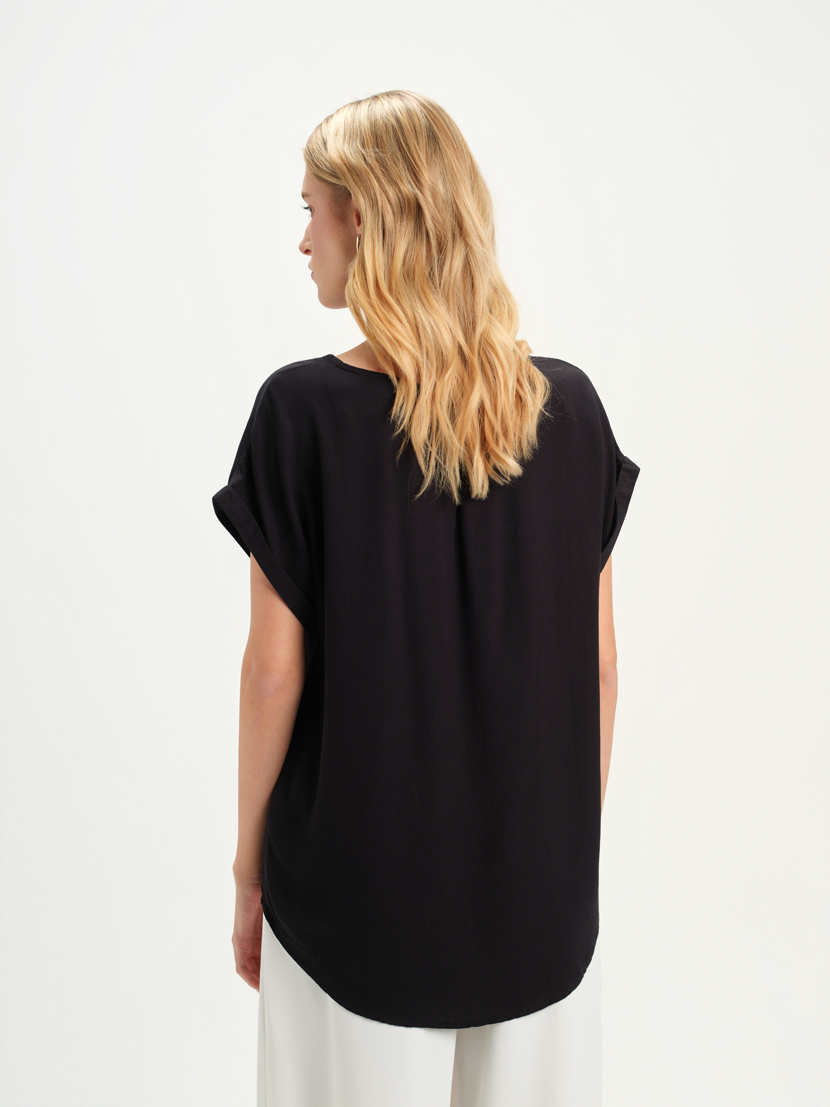 Czarna bluzka z wydłużonym tyłem