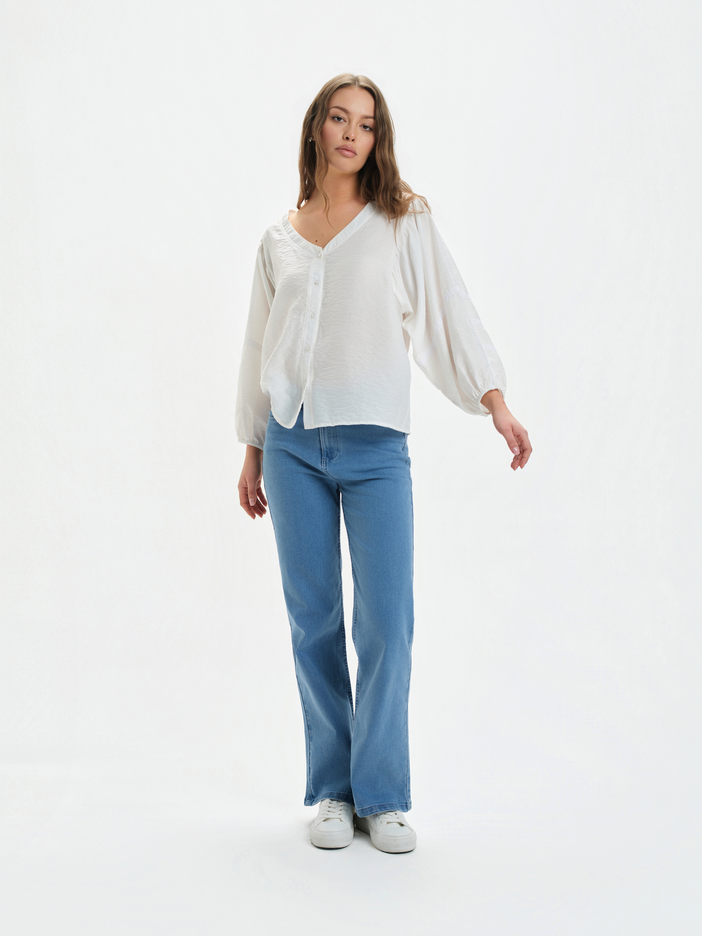 Biała bluzka z bufiastymi rękawami 