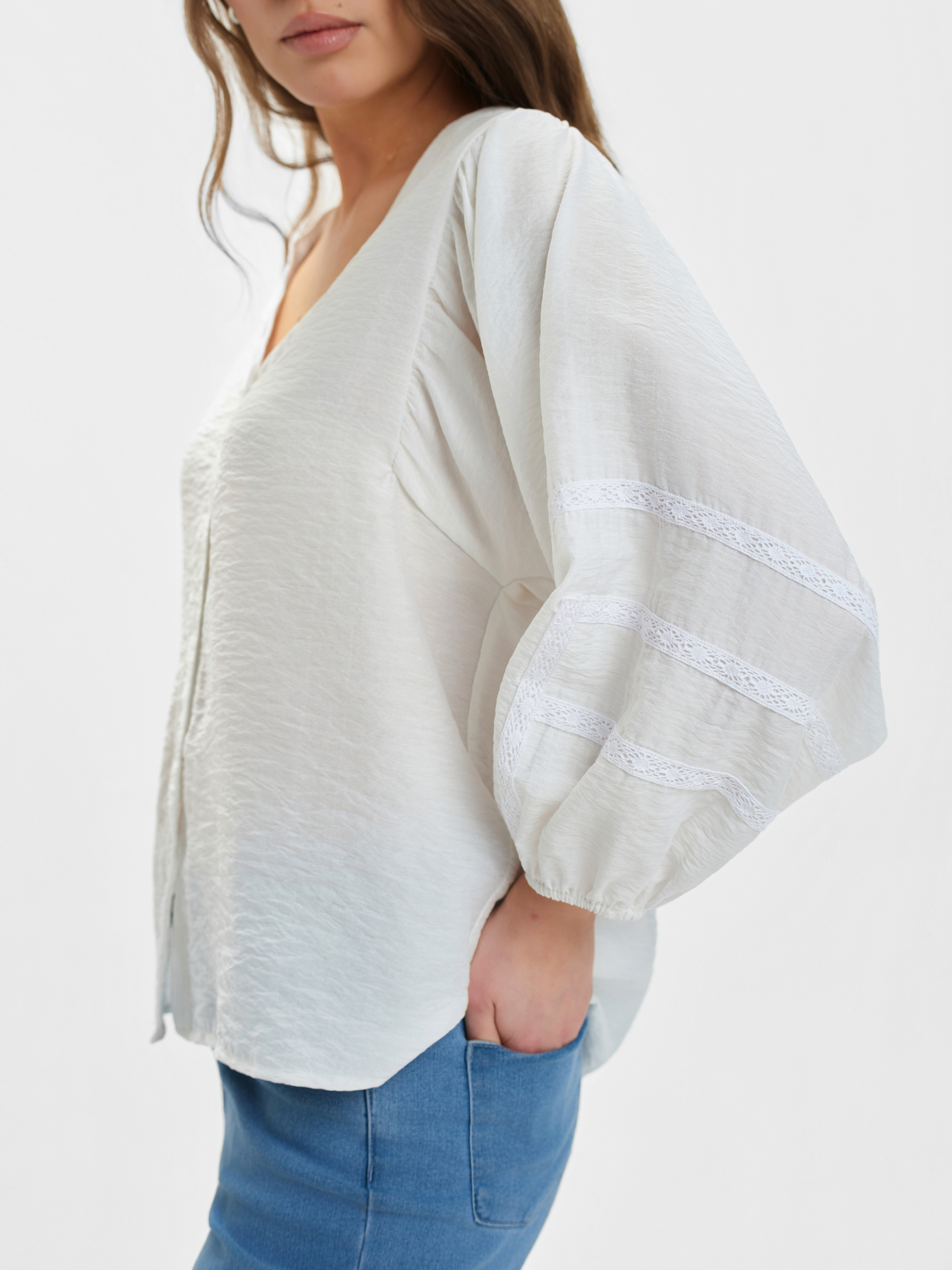 Biała bluzka z bufiastymi rękawami 