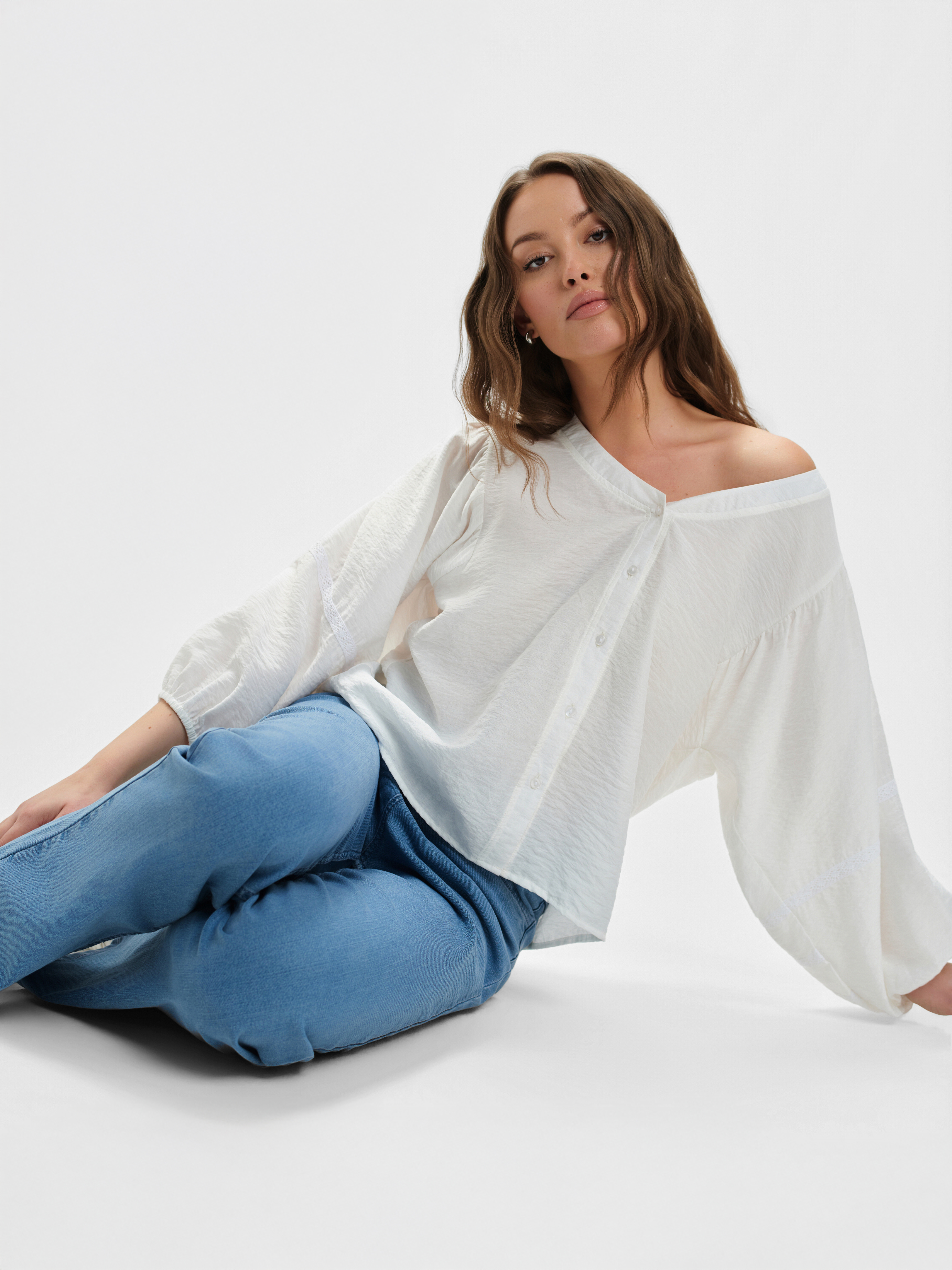 Biała bluzka z bufiastymi rękawami 