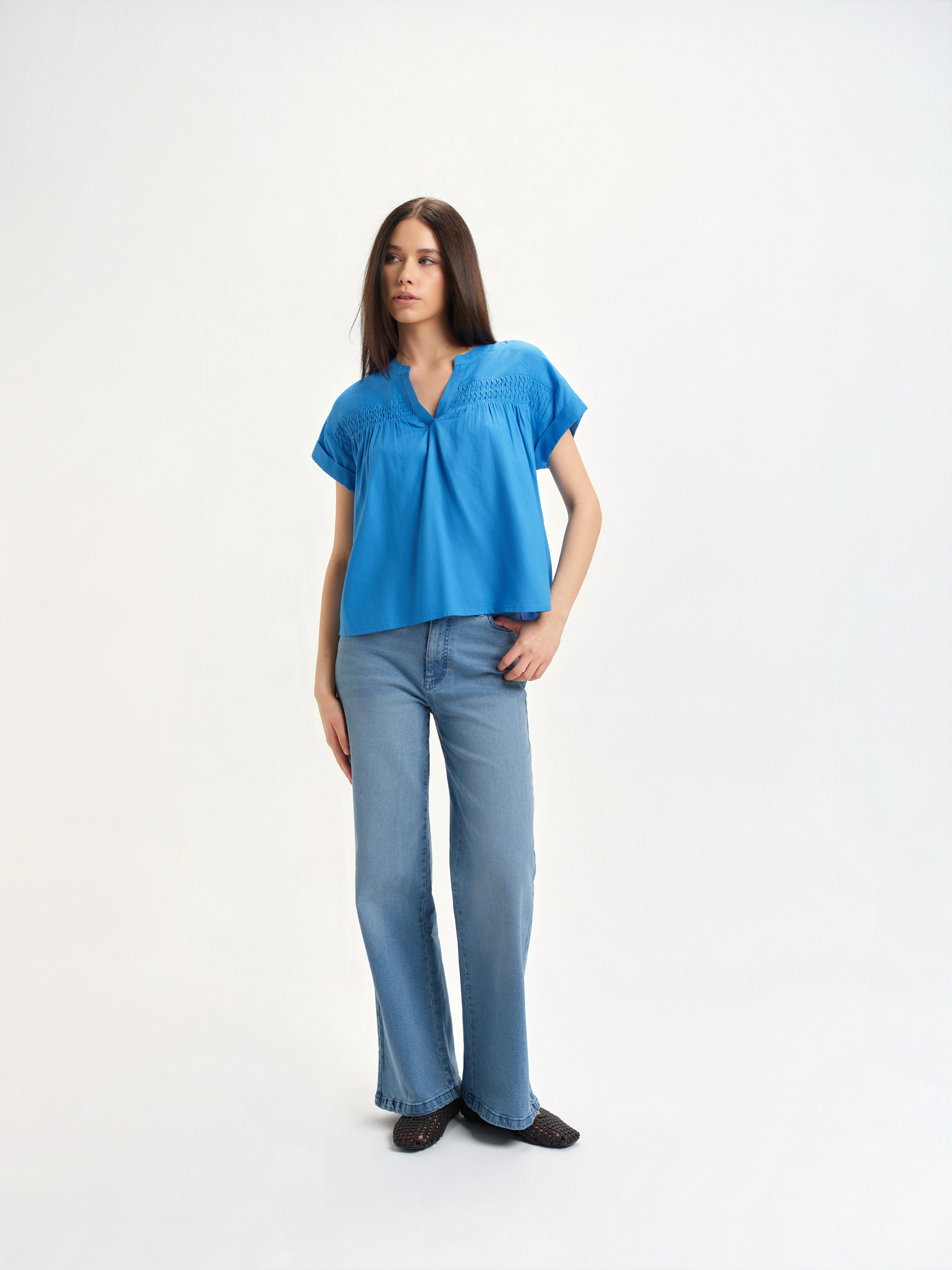 Niebieska bluzka z dekoltem v-neck 