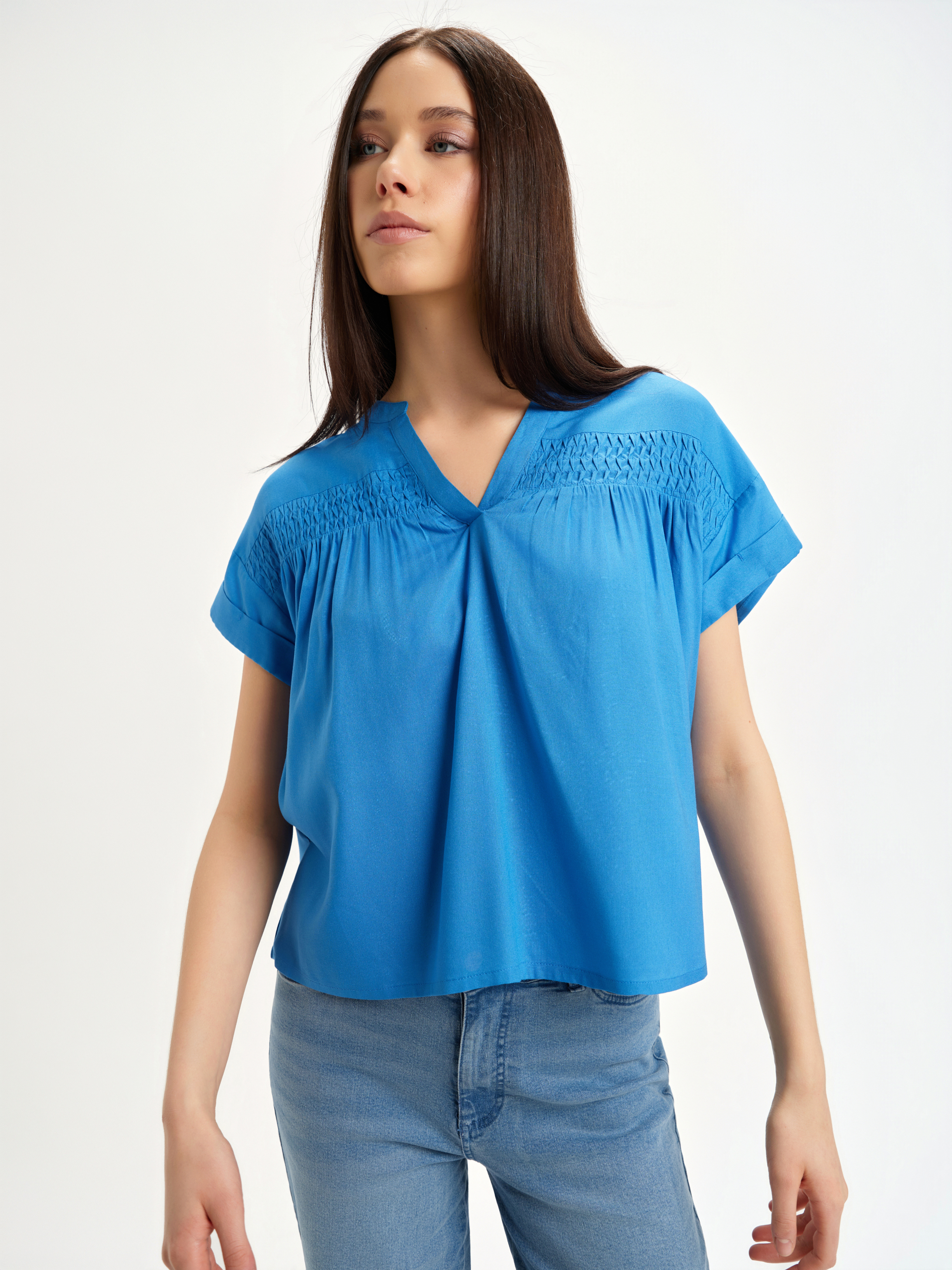 Niebieska bluzka z dekoltem v-neck 