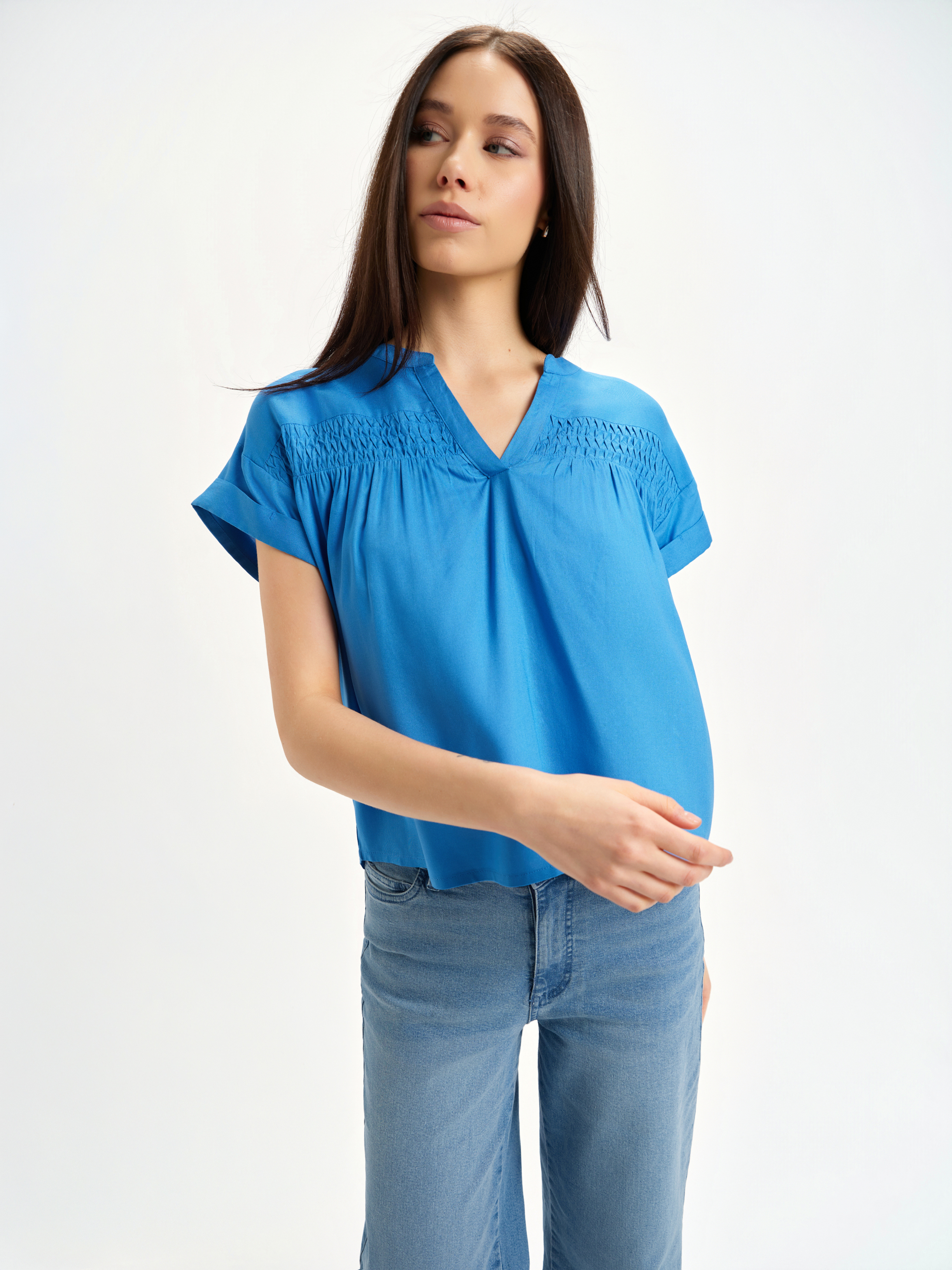 Niebieska bluzka z dekoltem v-neck 