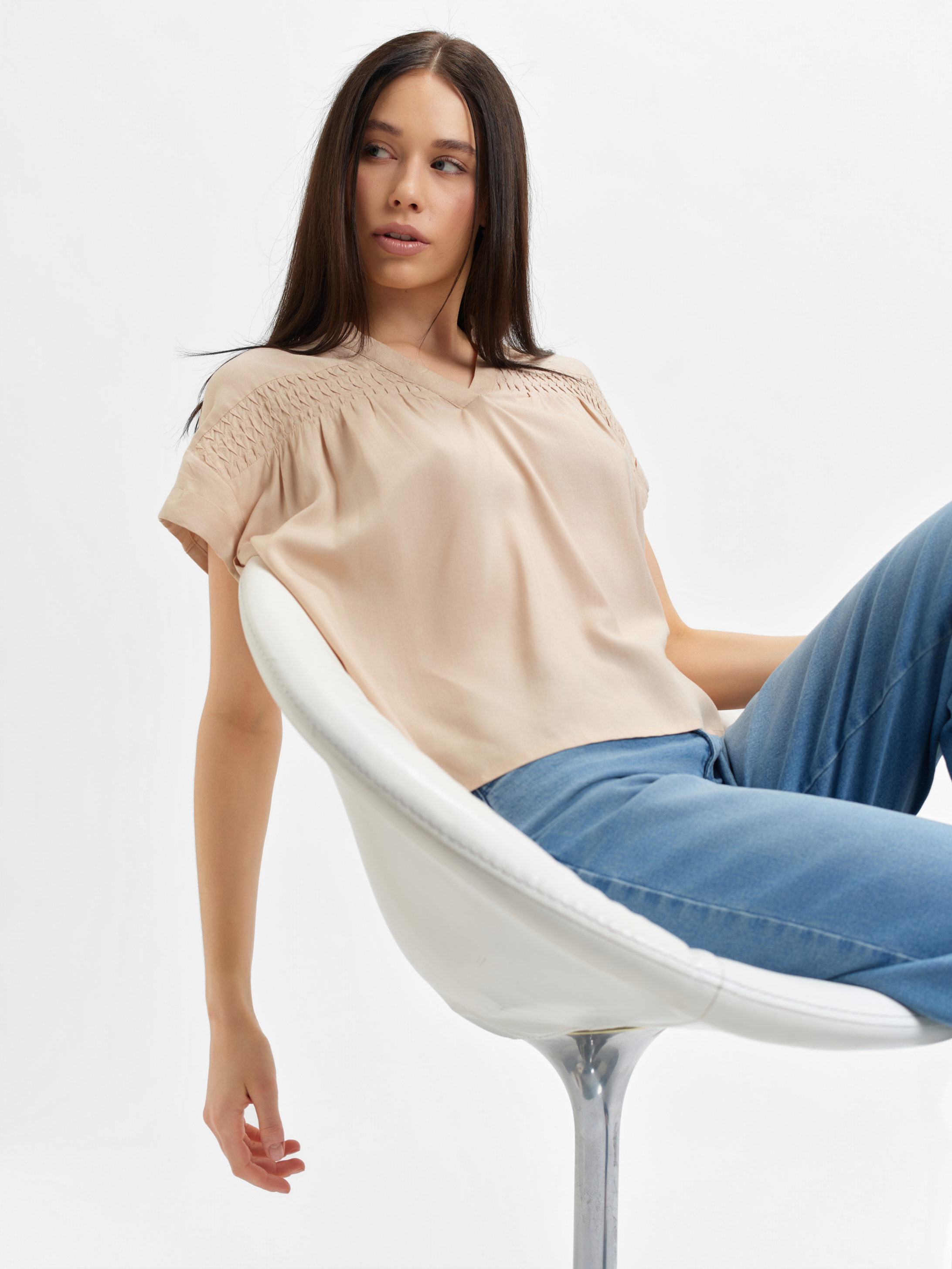 Beżowa bluzka z dekoltem v-neck 