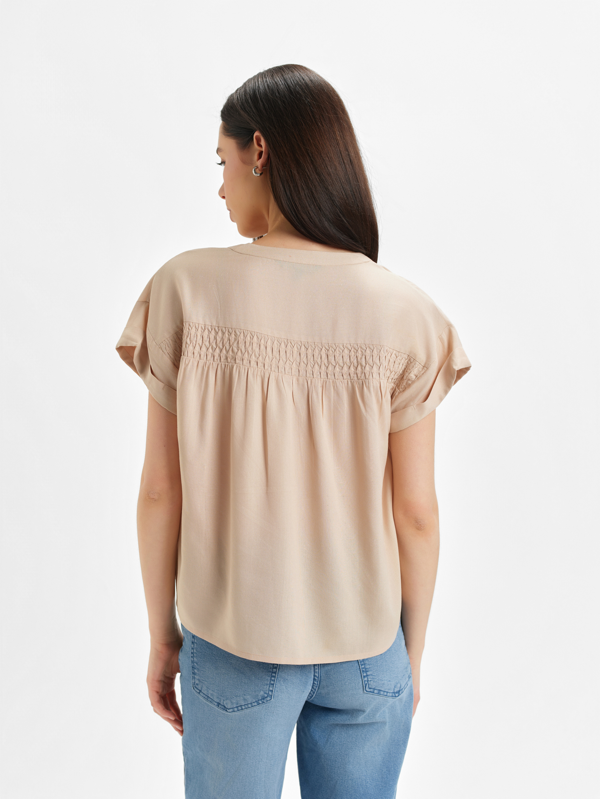 Beżowa bluzka z dekoltem v-neck 