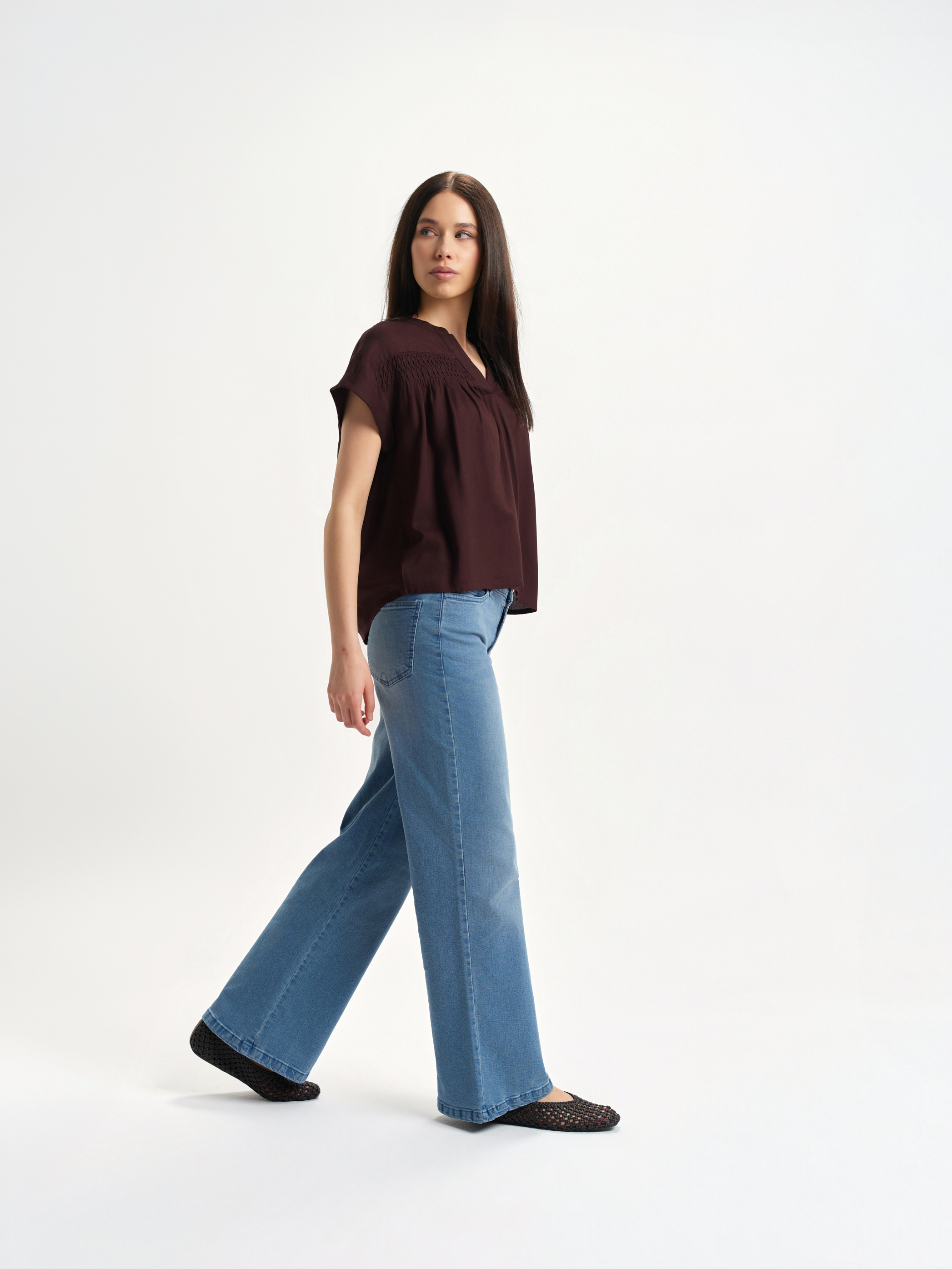 Ciemnobrązowa bluzka z dekoltem v-neck 