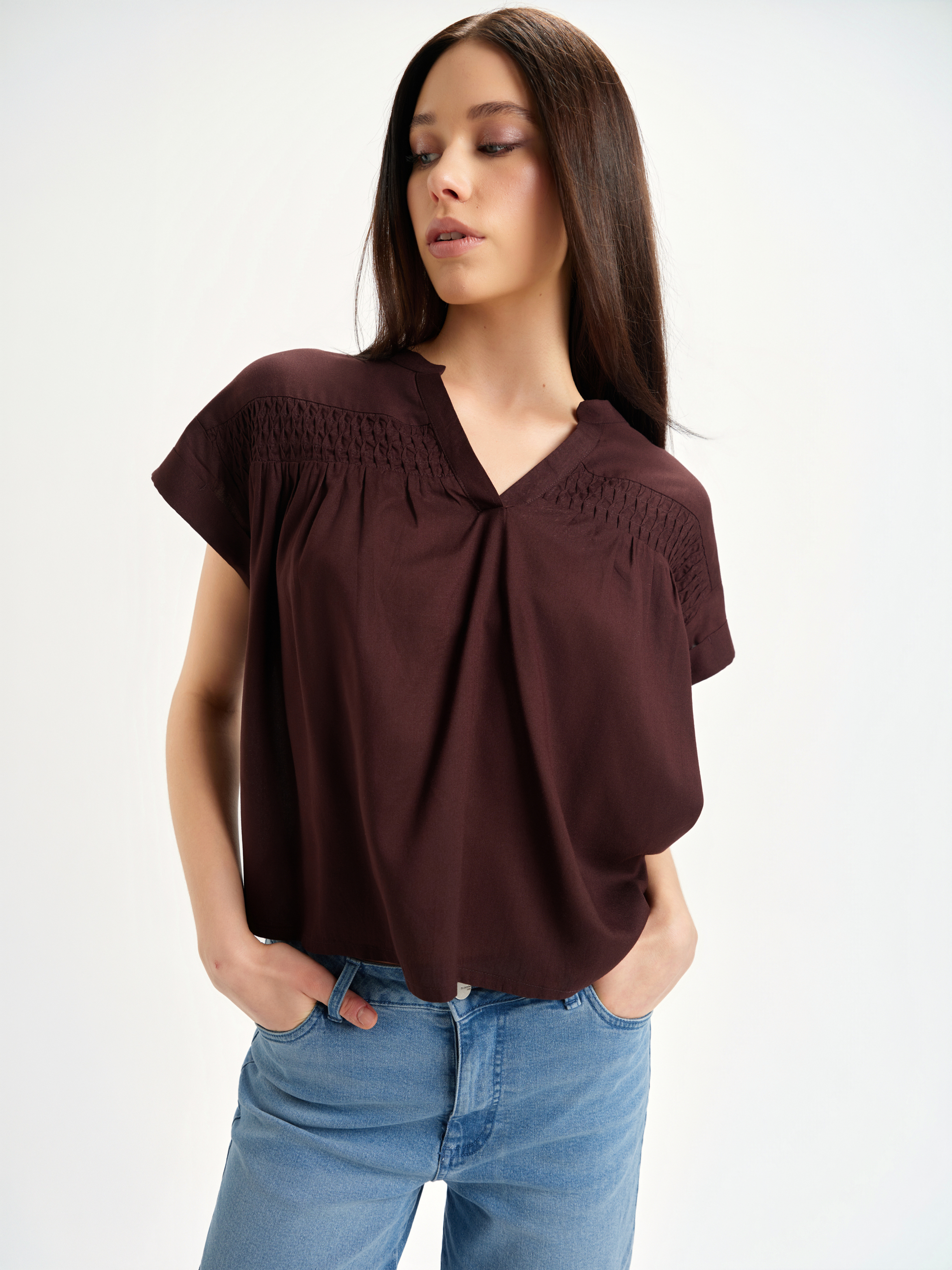 Ciemnobrązowa bluzka z dekoltem v-neck 