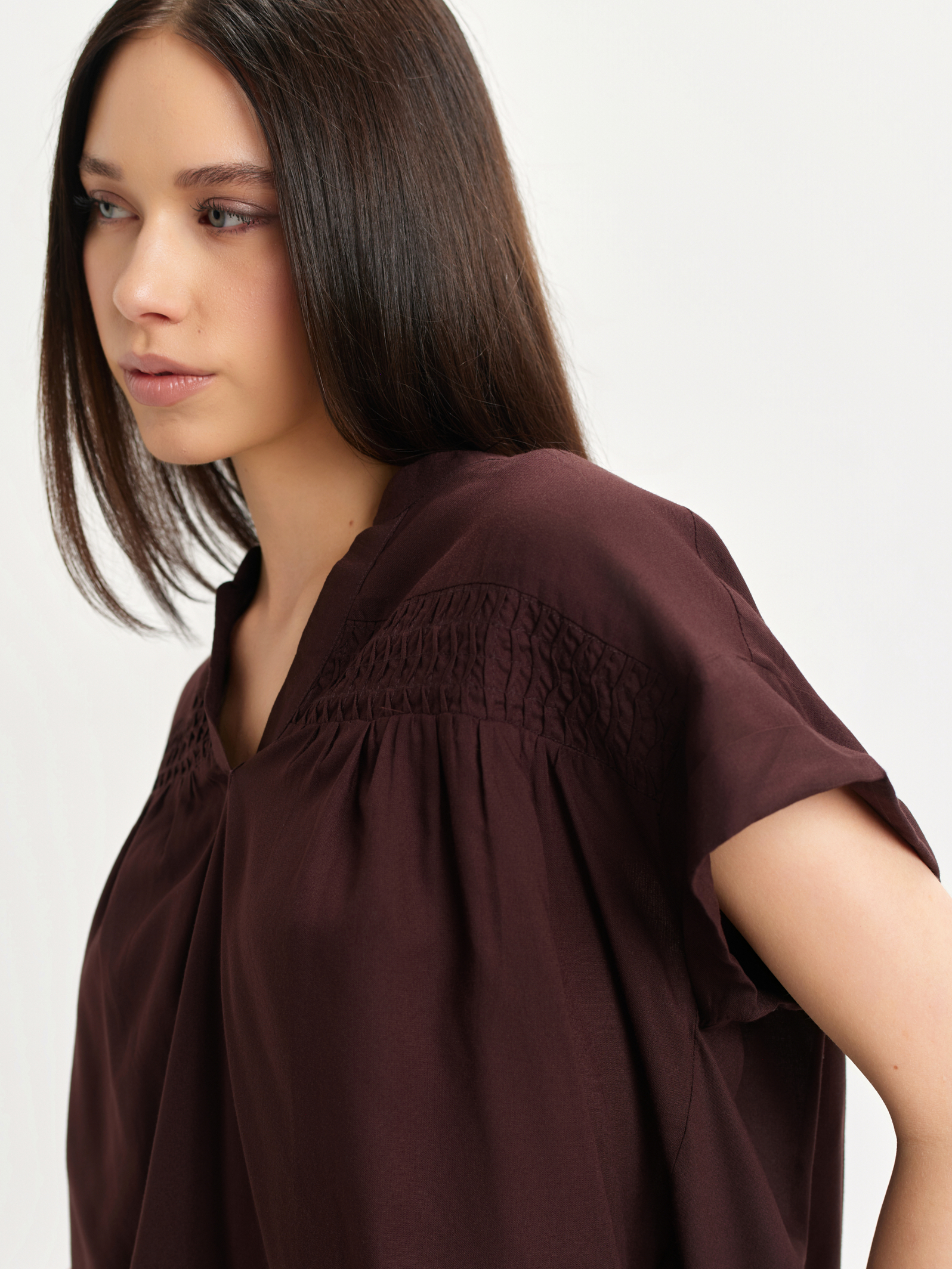 Ciemnobrązowa bluzka z dekoltem v-neck 