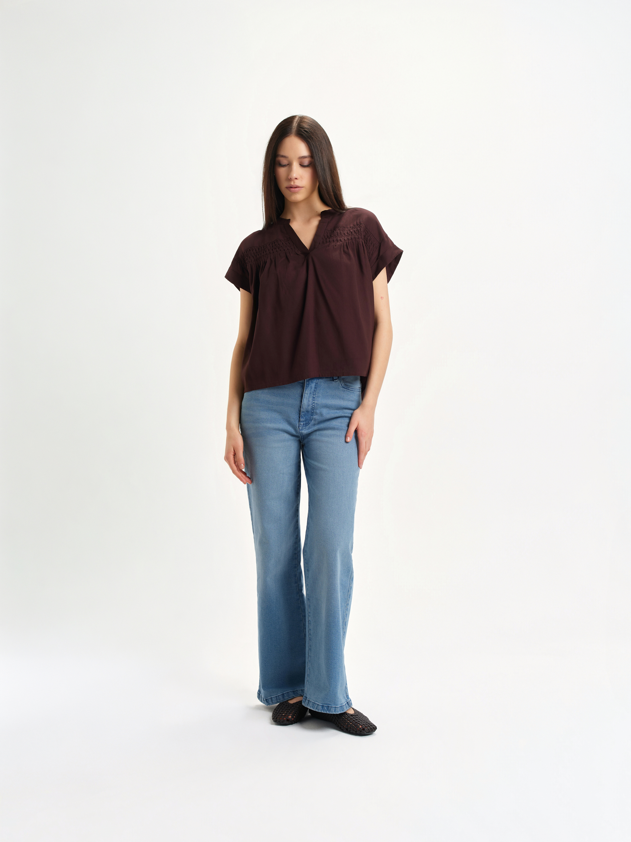 Ciemnobrązowa bluzka z dekoltem v-neck 