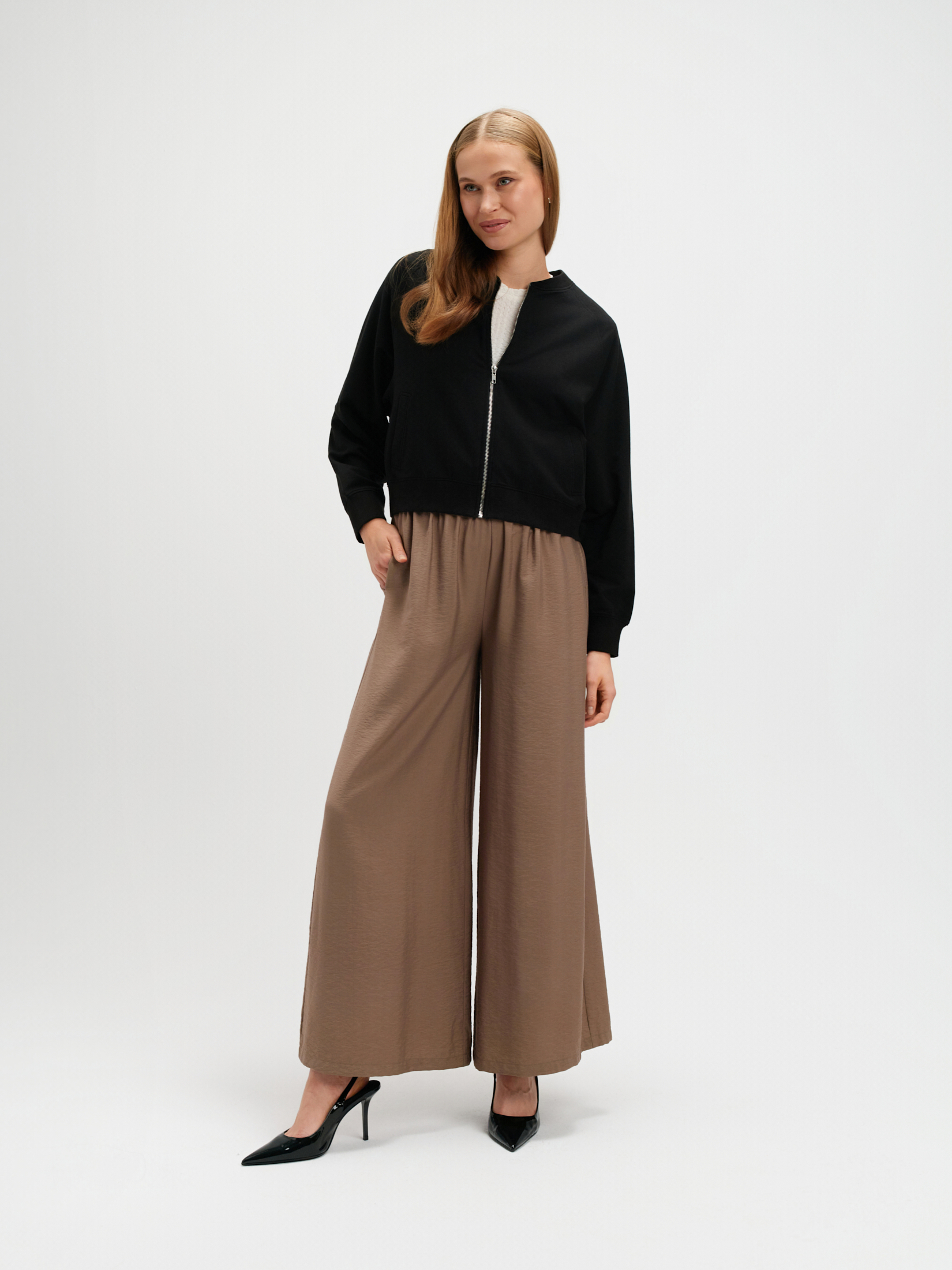 Czarna bluza zapinana na zamek 
