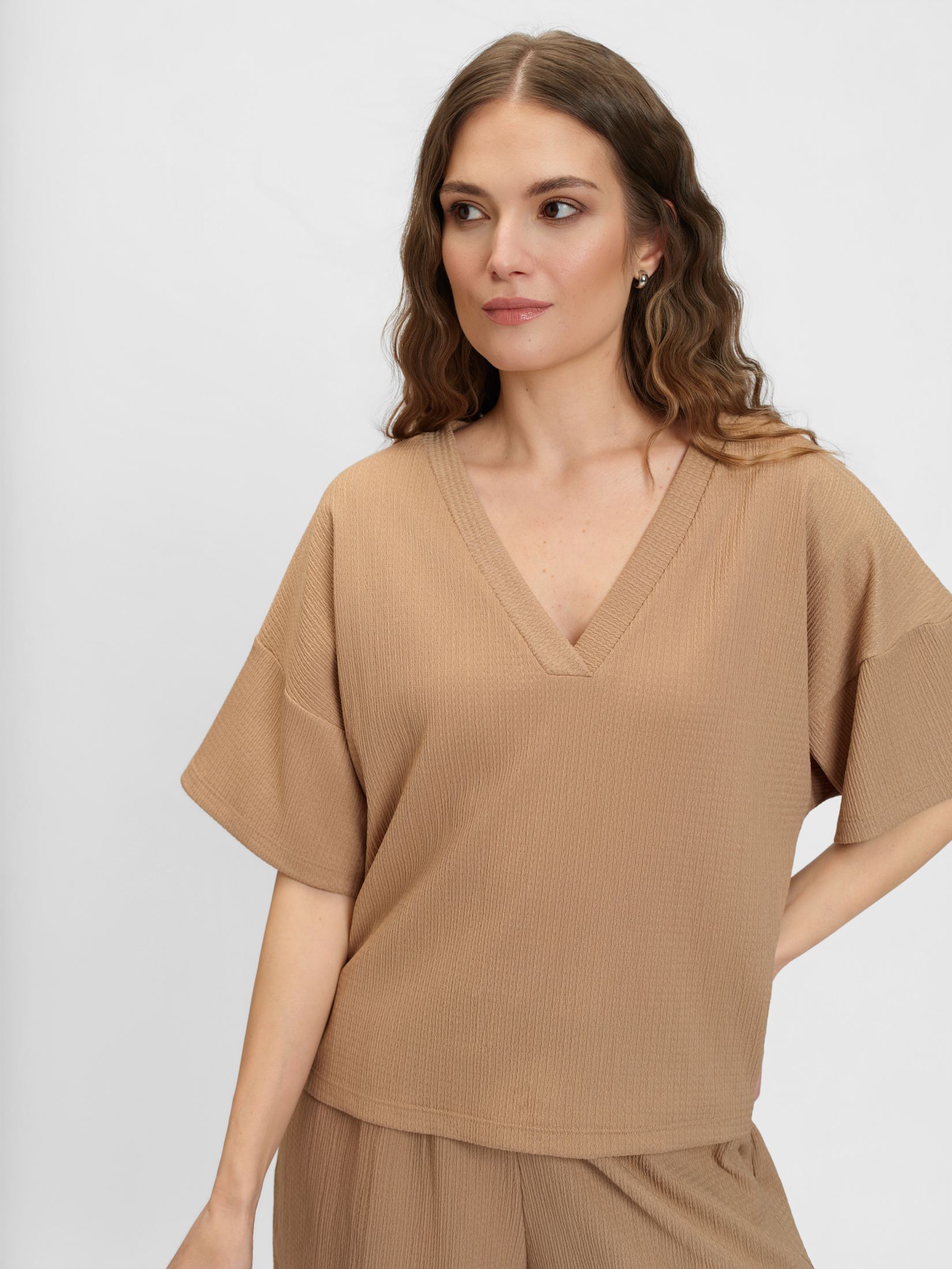 Beżowa bluza o swobodnym kroju z krótkim rękawem 