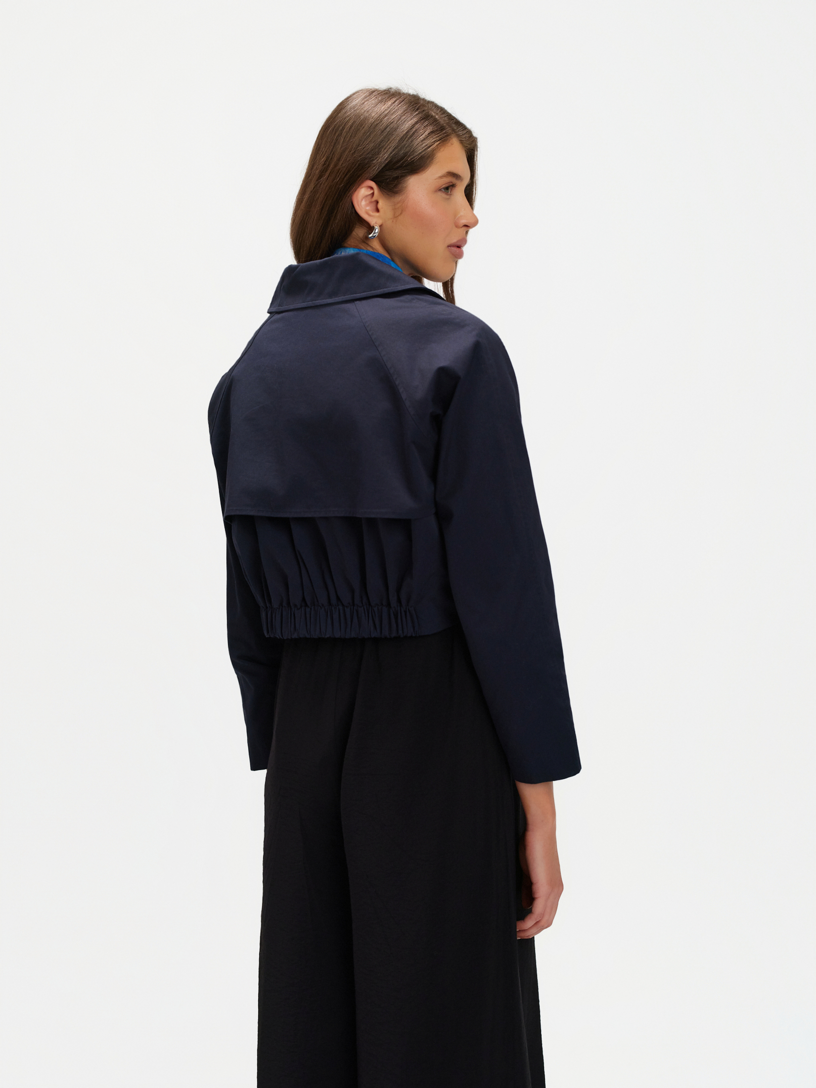 Krótki granatowy trencz 