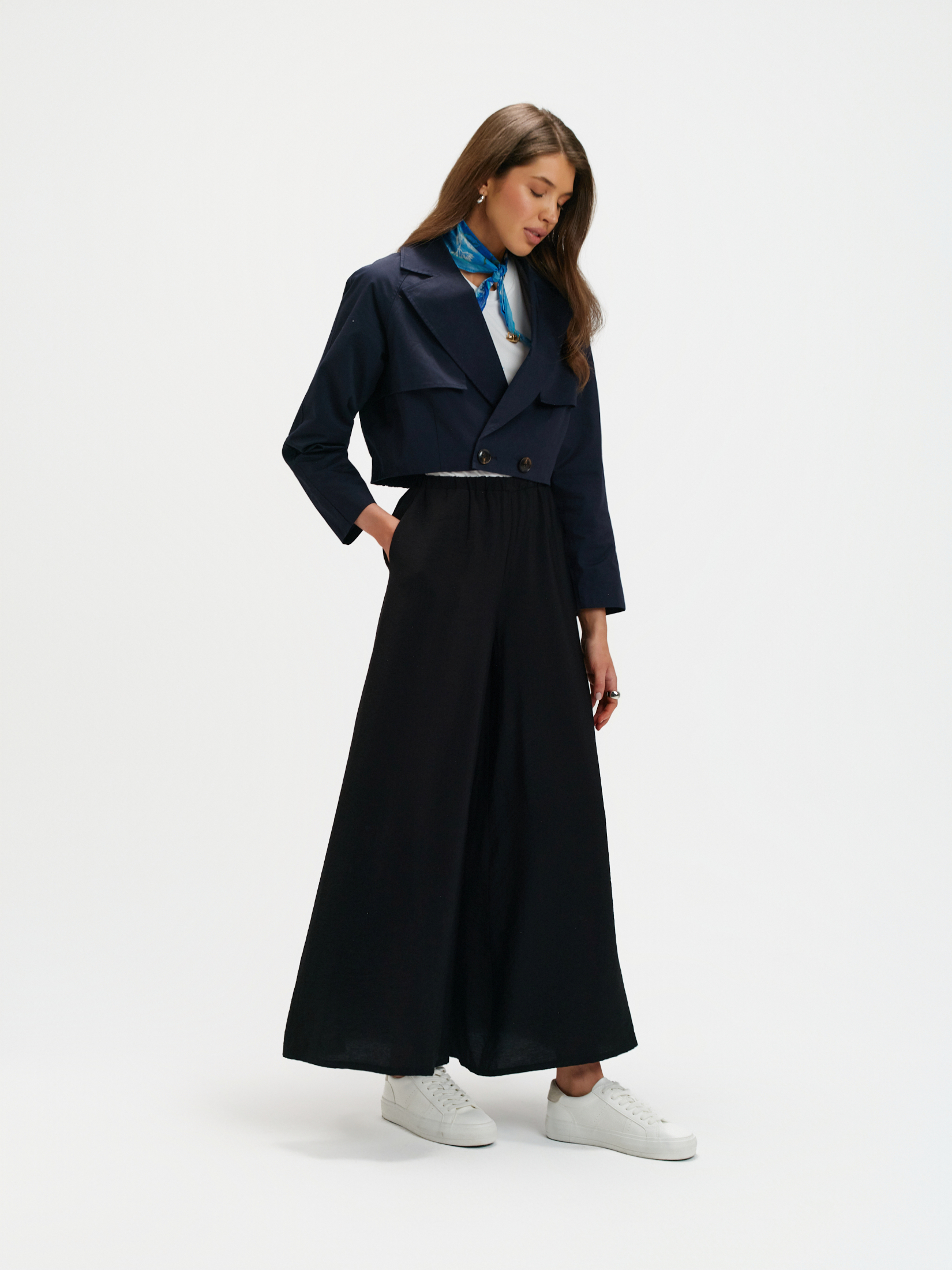 Krótki granatowy trencz 