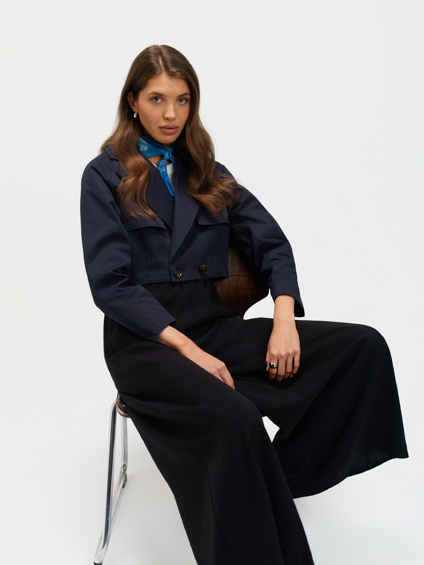 Krótki granatowy trencz 