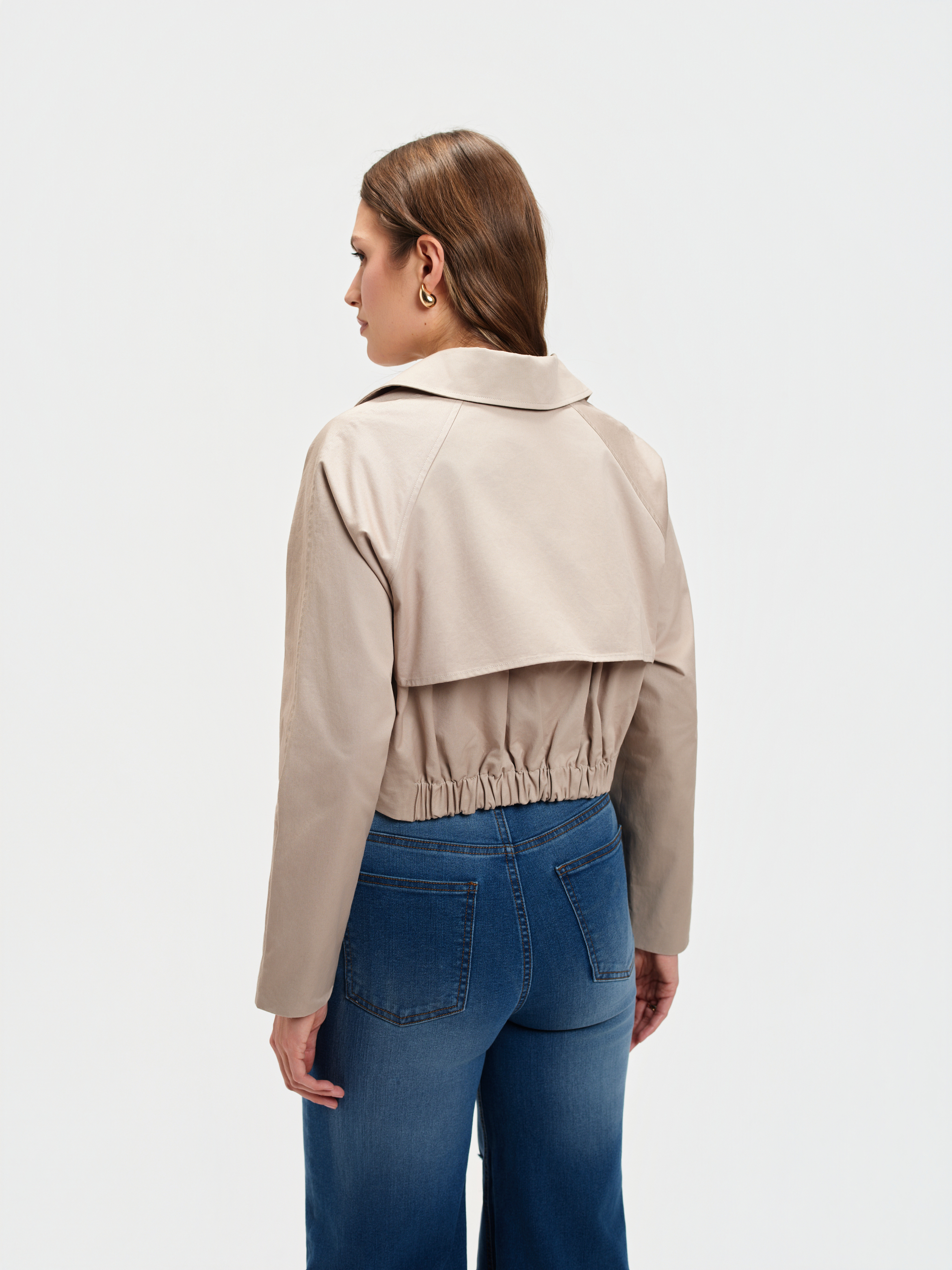 Krótki beżowy trencz 