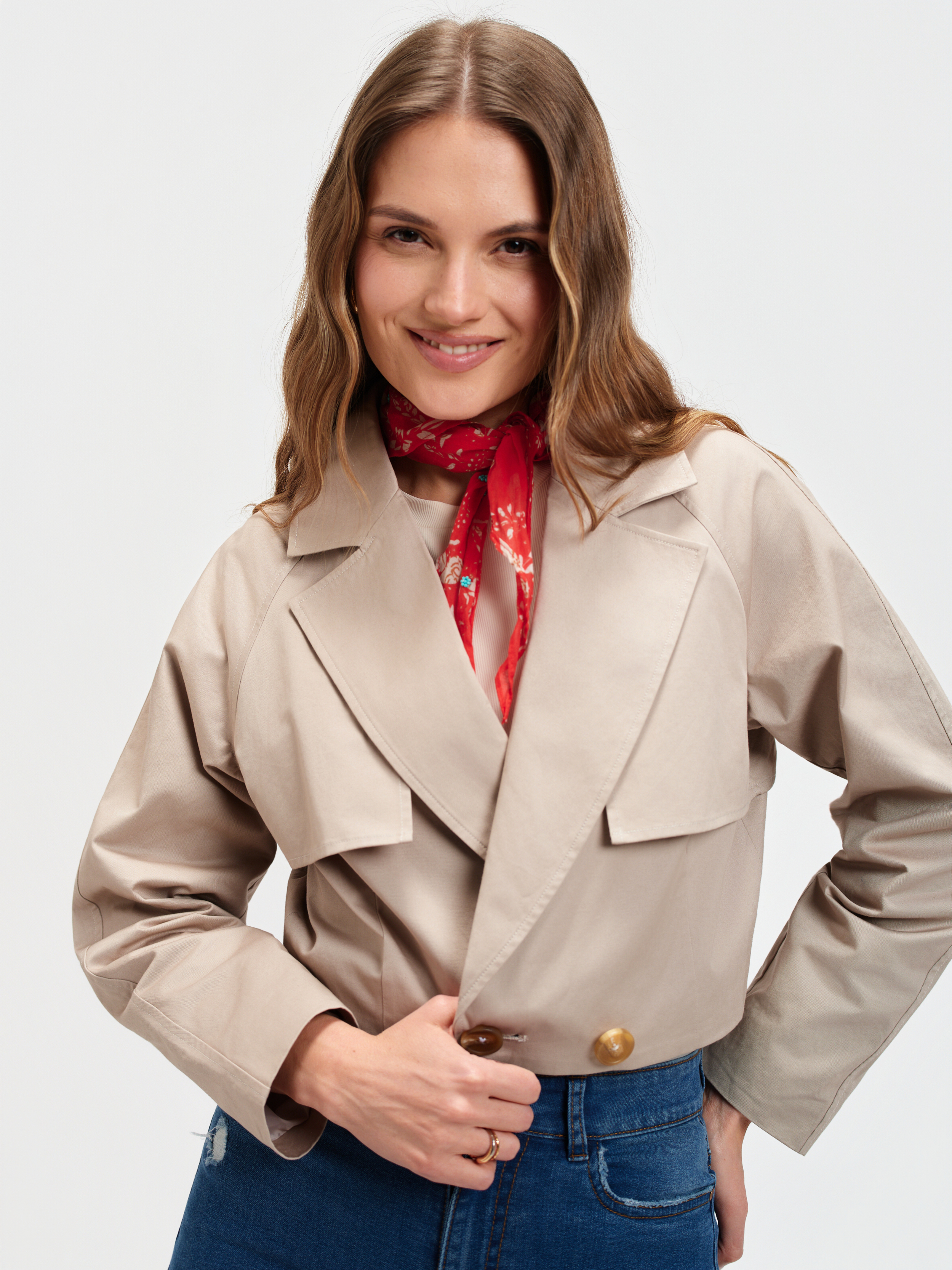 Krótki beżowy trencz 