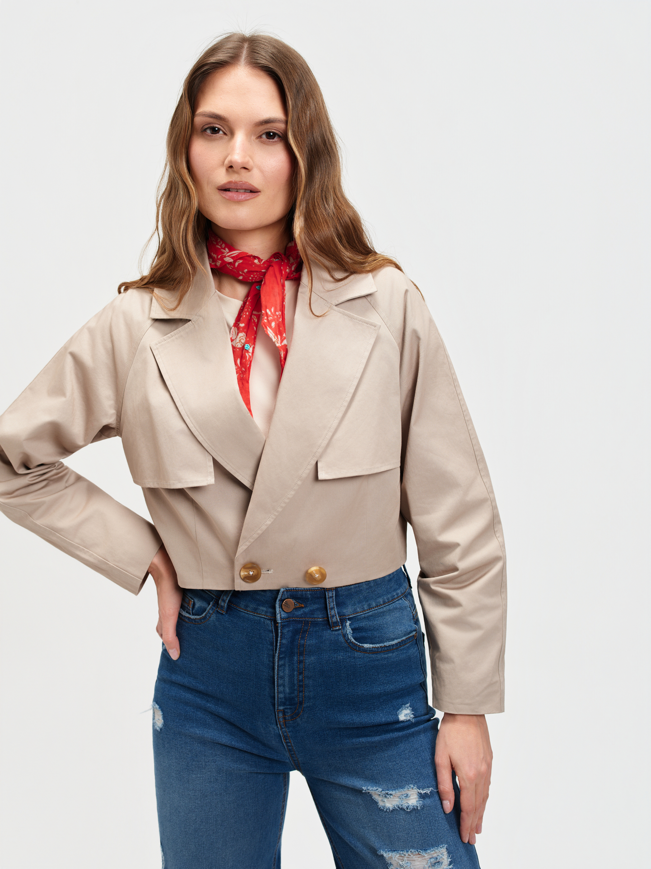 Krótki beżowy trencz 