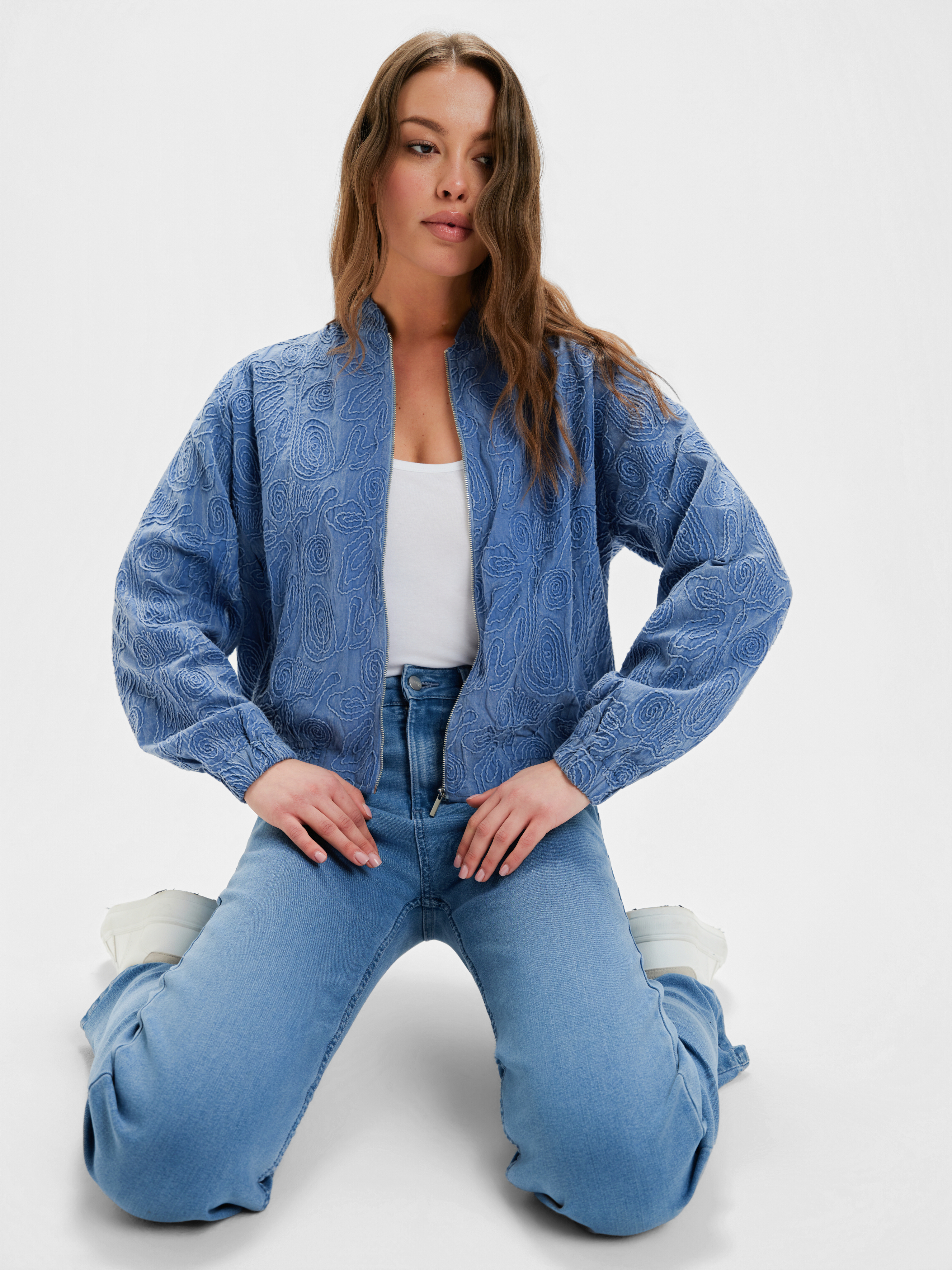 Jeansowa kurtka z nadrukiem 