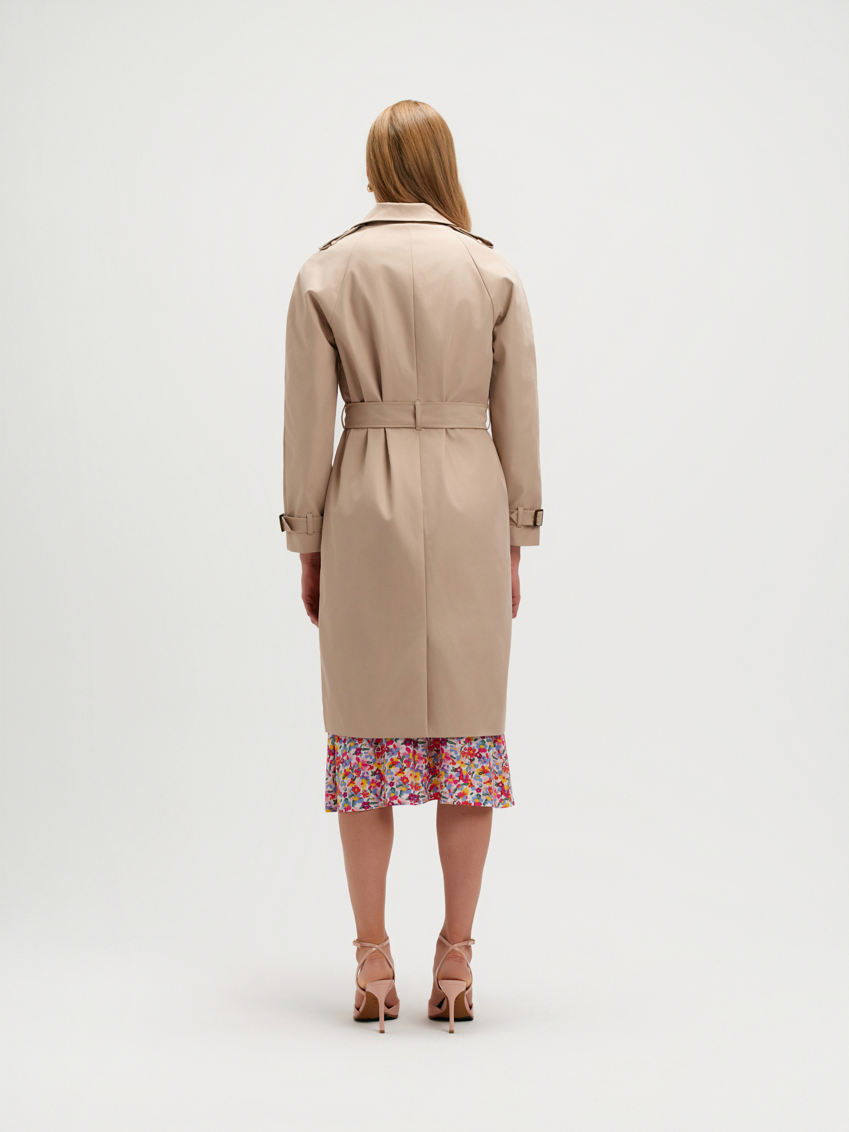 Klasyczny beżowy trencz 