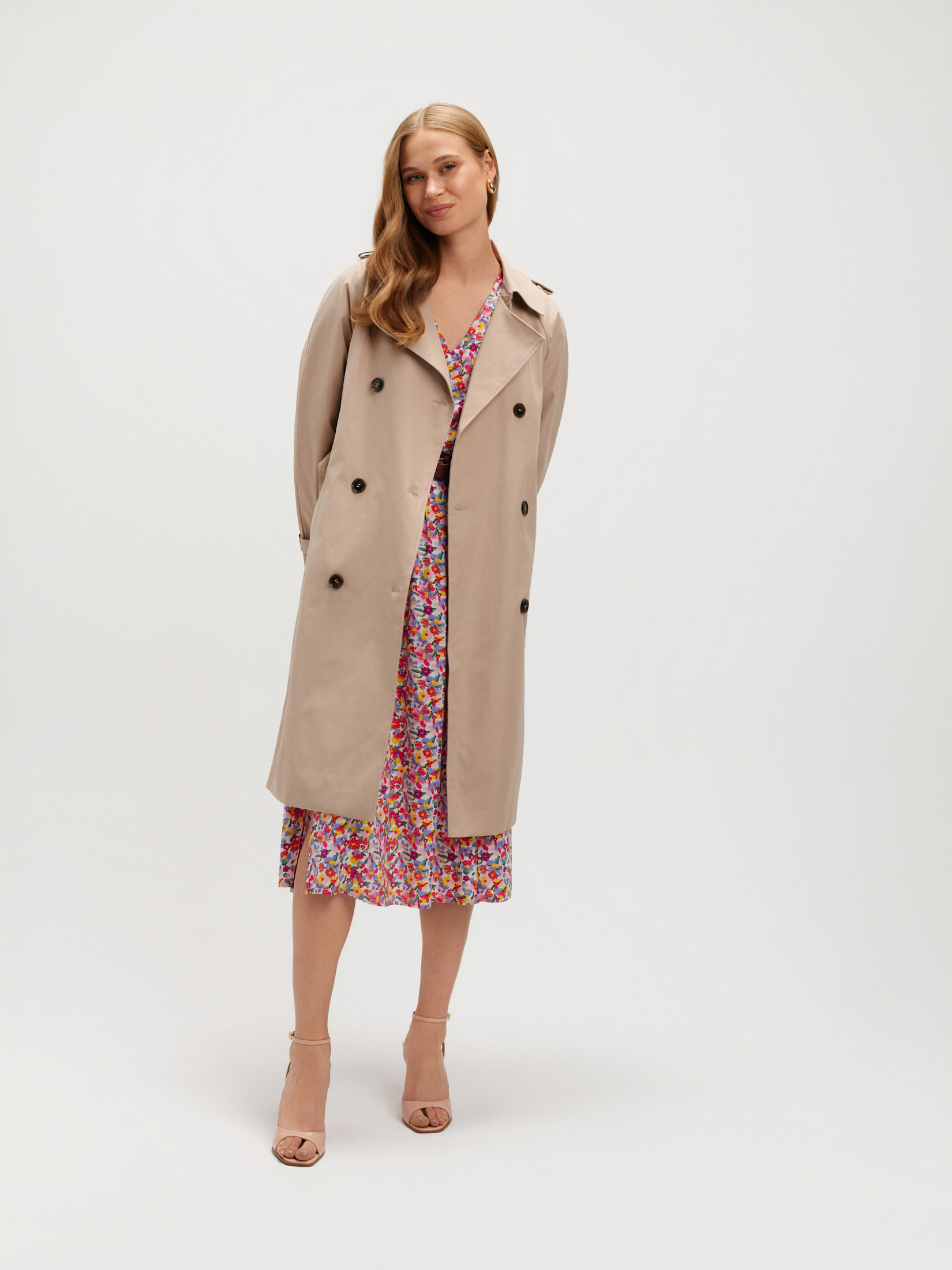 Klasyczny beżowy trencz 