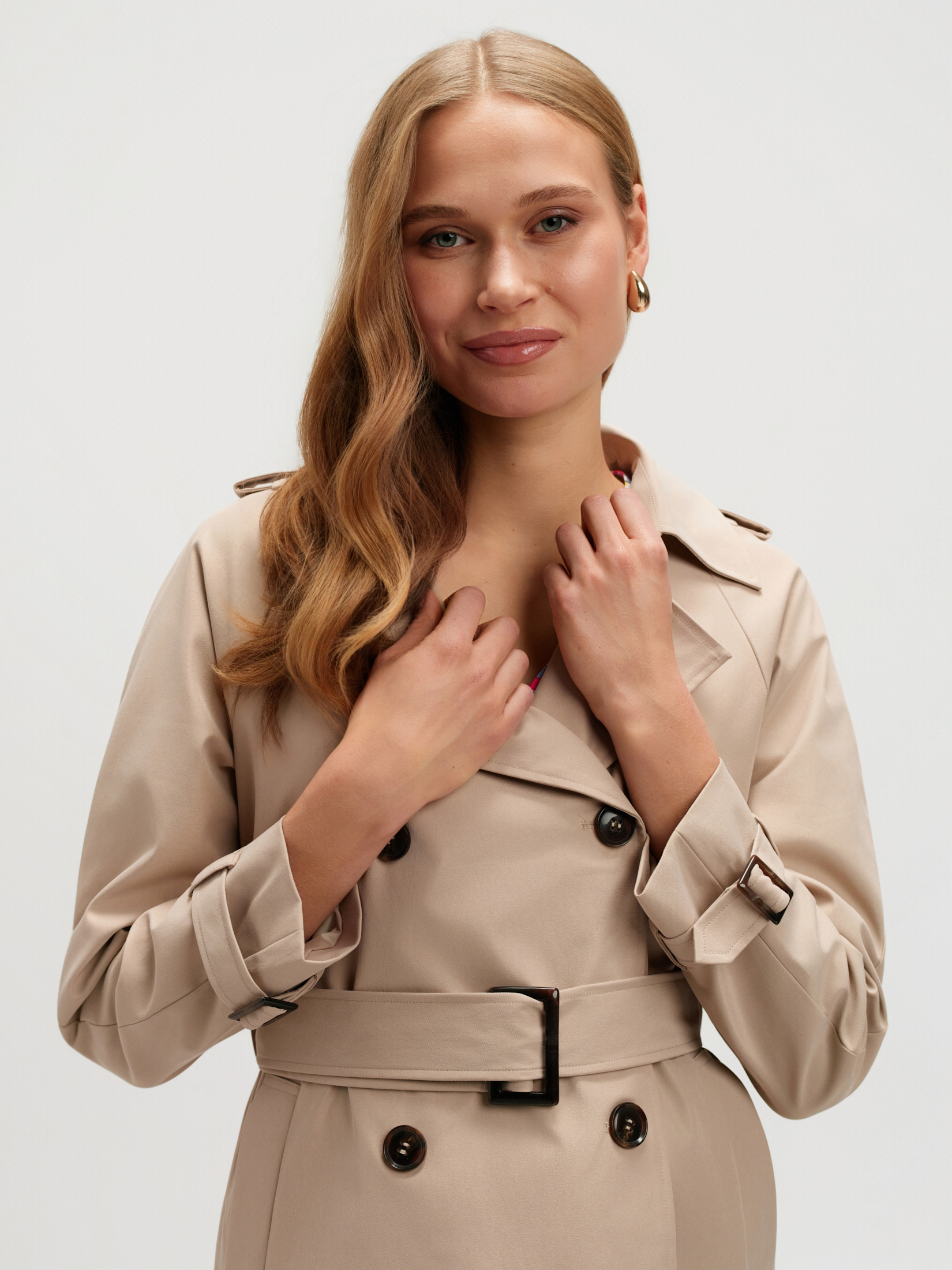 Klasyczny beżowy trencz 