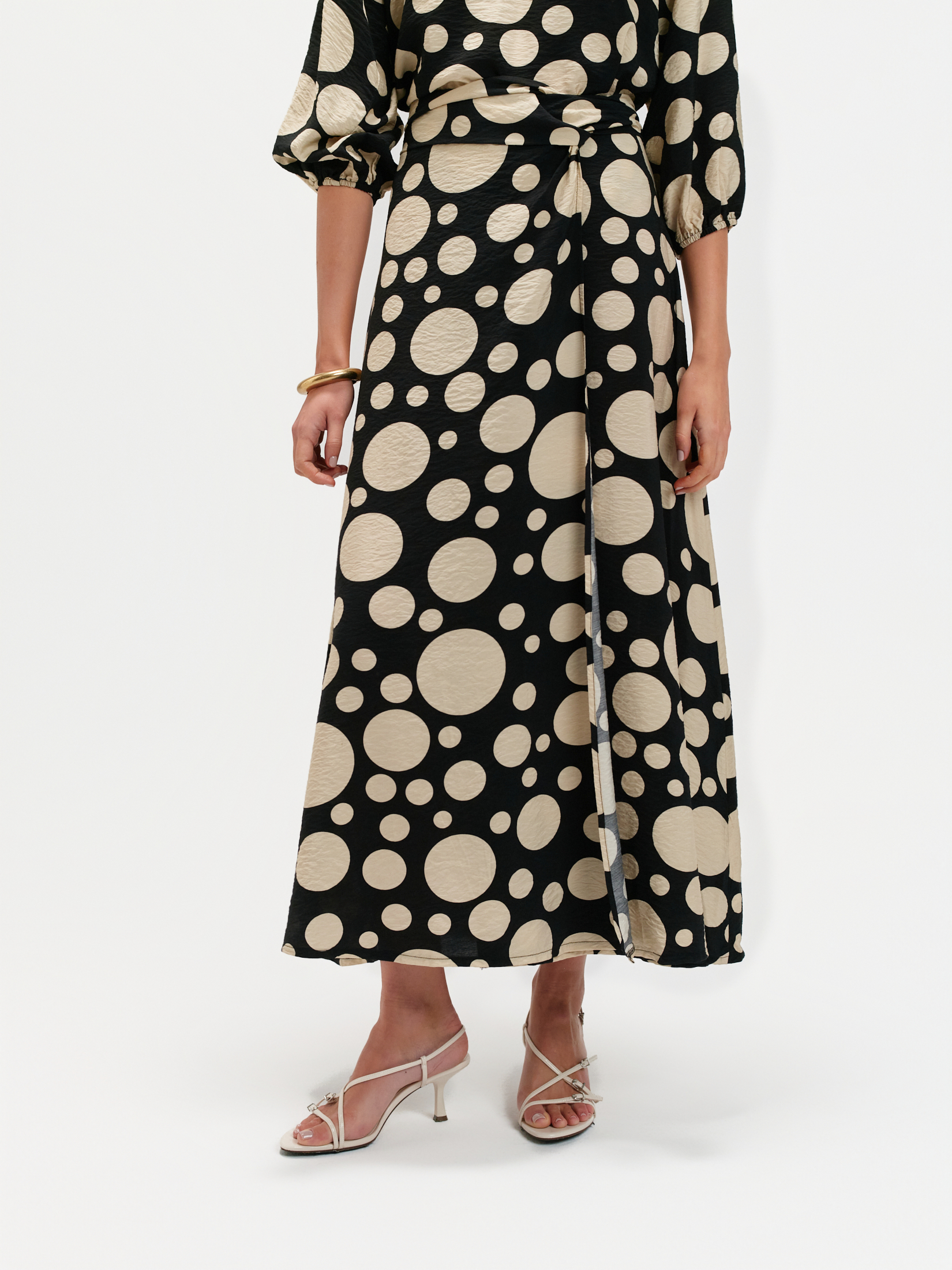 Spódnica z efektownym rozcięciem 