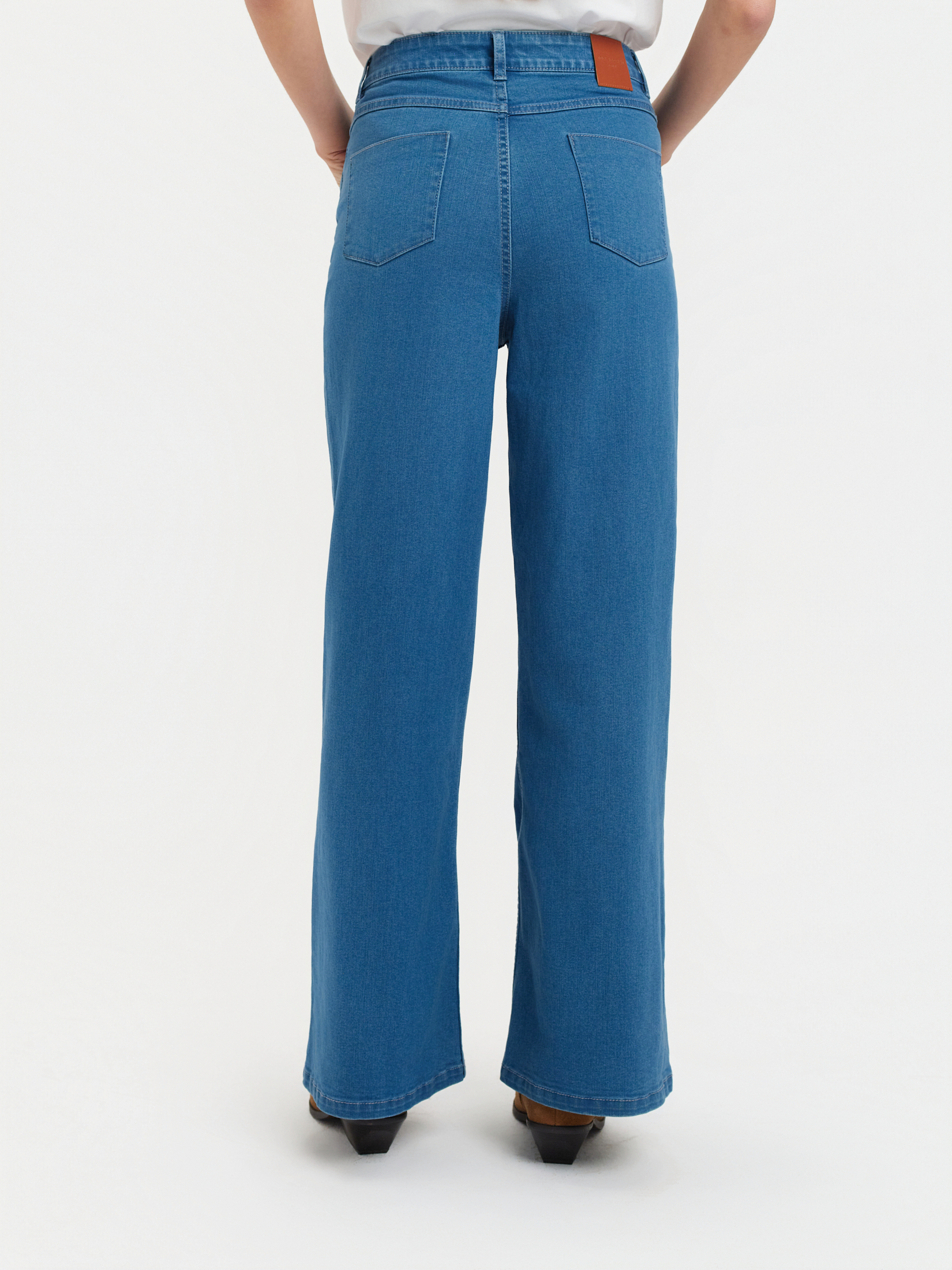 Jeansy typu wide leg 