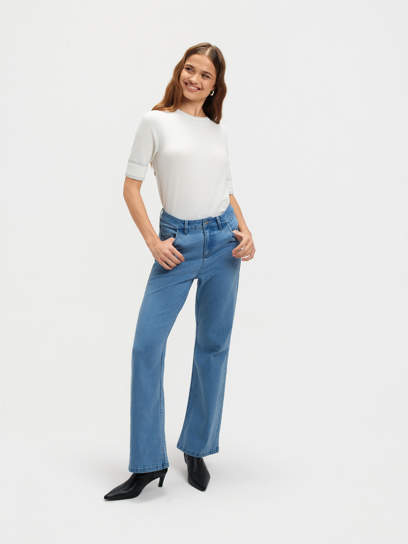 Niebieskie jeansy wide leg 