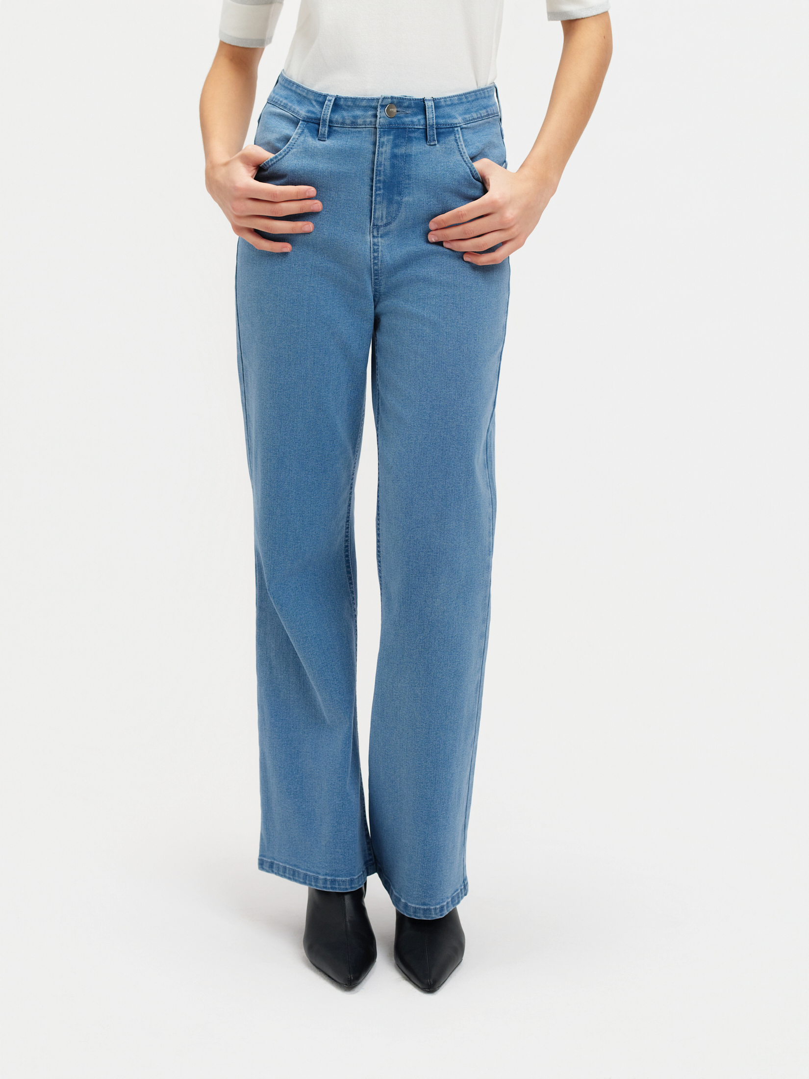 Niebieskie jeansy wide leg 