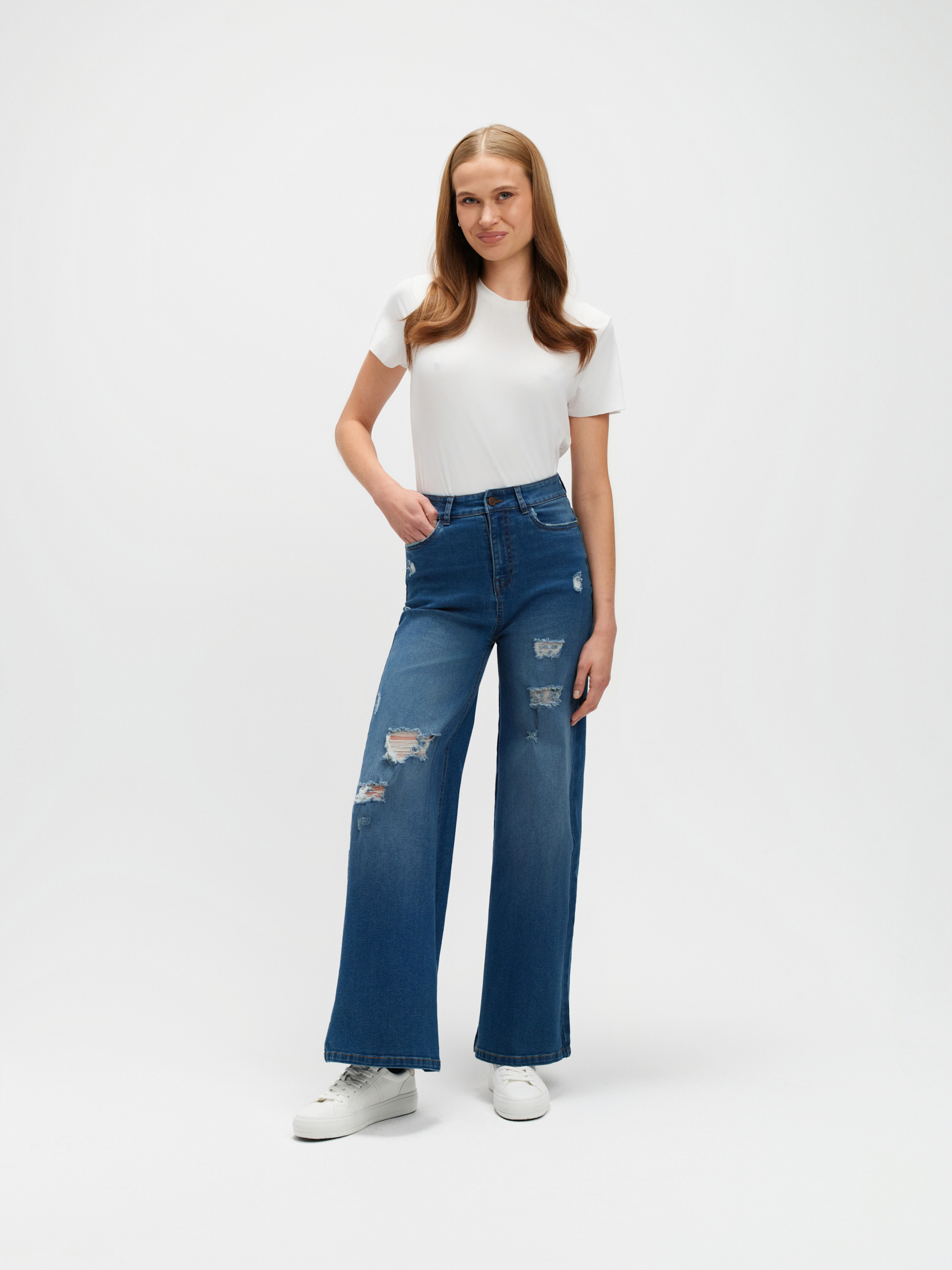 Granatowe jeansy wide leg z przetarciami 