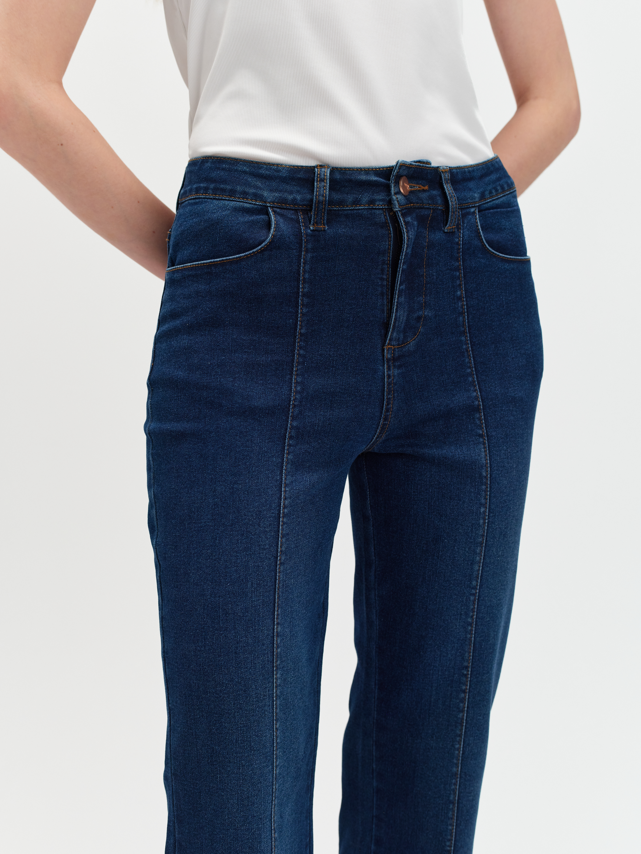 Granatowe jeansy flare z przeszyciami 