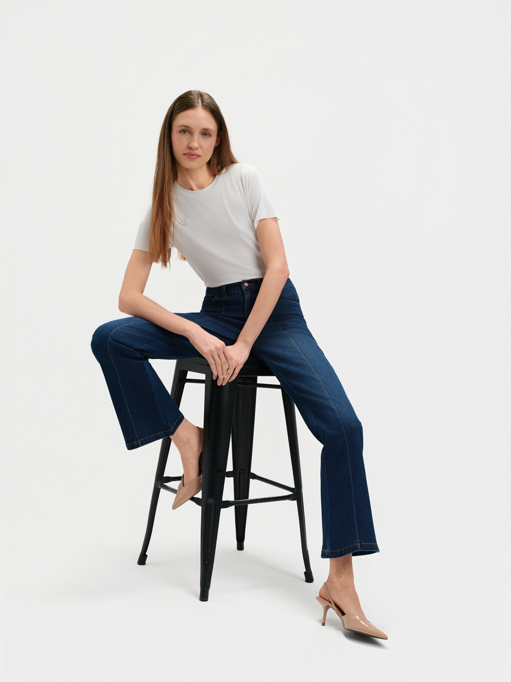 Granatowe jeansy flare z przeszyciami 