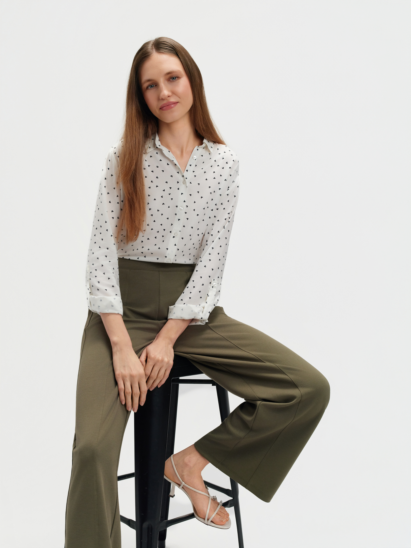 Zielone spodnie z nogawką w kant 