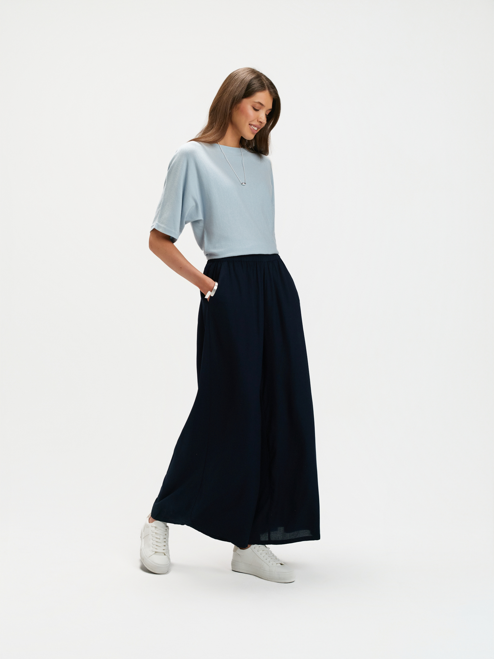 Granatowe spodnie z szerokimi nogawkami 