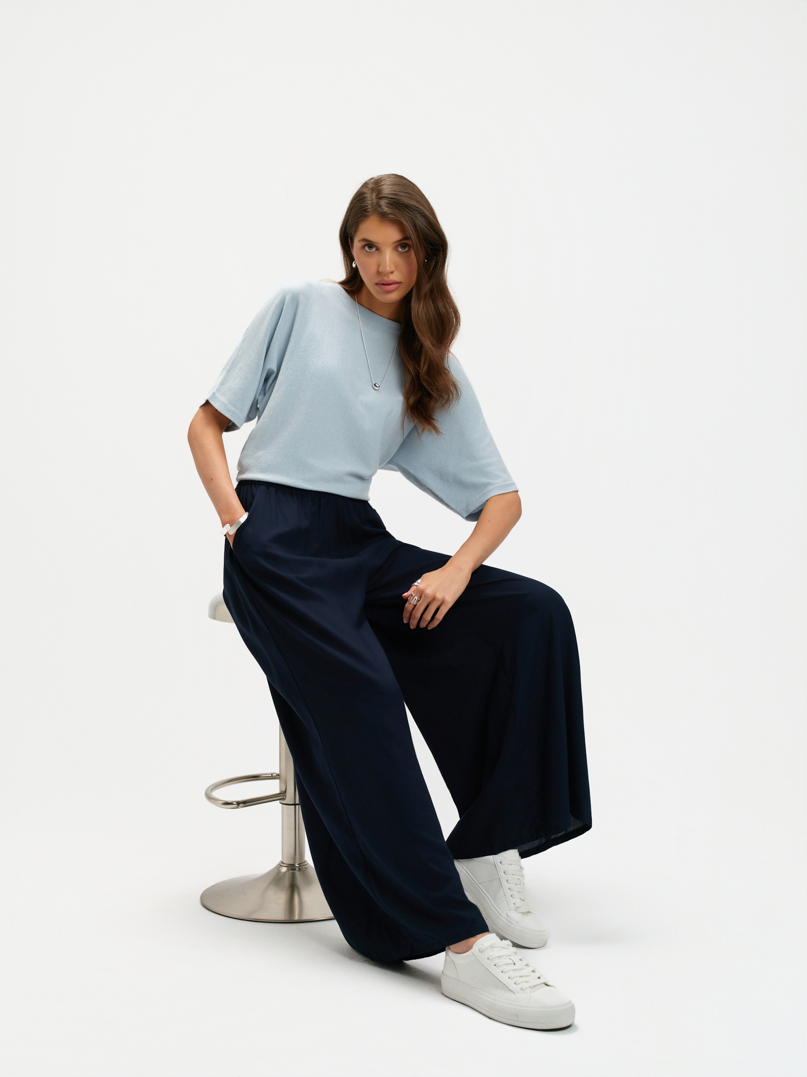 Granatowe spodnie z szerokimi nogawkami 