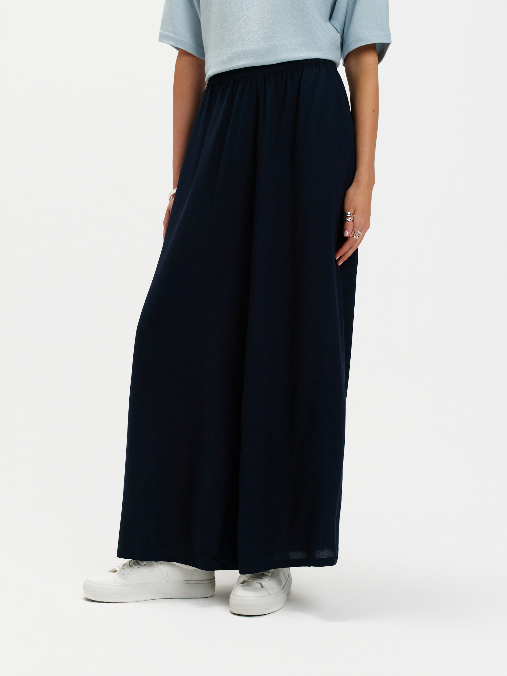 Granatowe spodnie z szerokimi nogawkami 