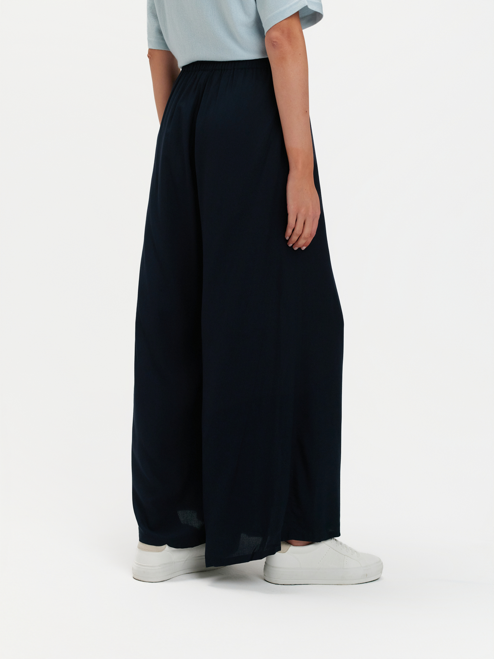 Granatowe spodnie z szerokimi nogawkami 