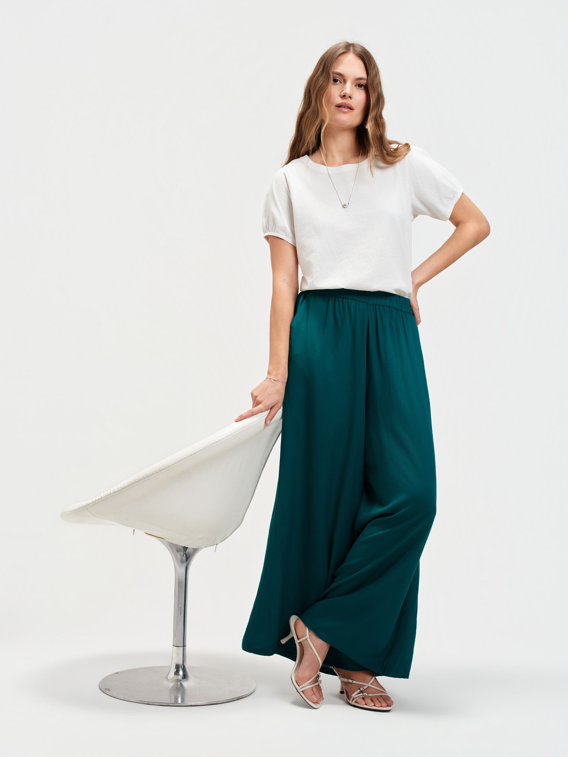 Turkusowe spodnie z szerokimi nogawkami 